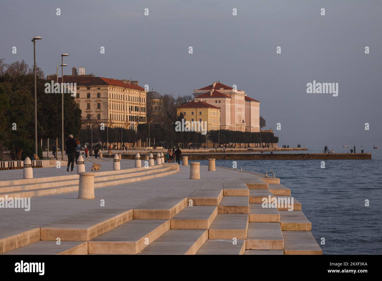 29.03.2020 Zadar, Kroatien - wunderschöner Sonnenuntergang in Zadar am Monument Pozdrav Suncu (die Begrüßung der Sonne). Foto: Marko Dimic/PIXSELL Stockfoto