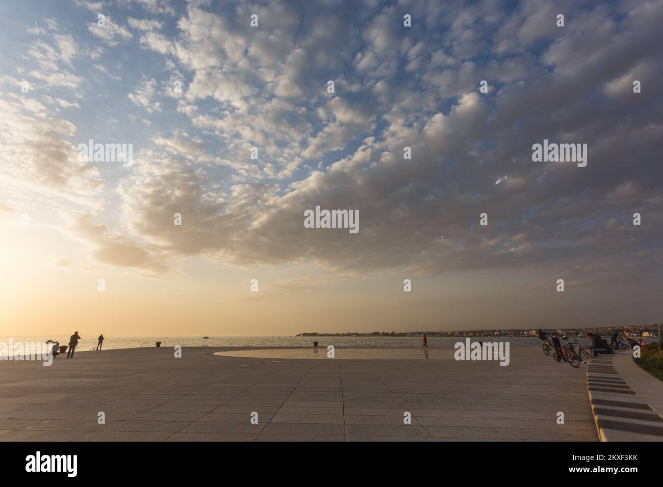 29.03.2020 Zadar, Kroatien - wunderschöner Sonnenuntergang in Zadar am Monument Pozdrav Suncu (die Begrüßung der Sonne). Foto: Marko Dimic/PIXSELL Stockfoto