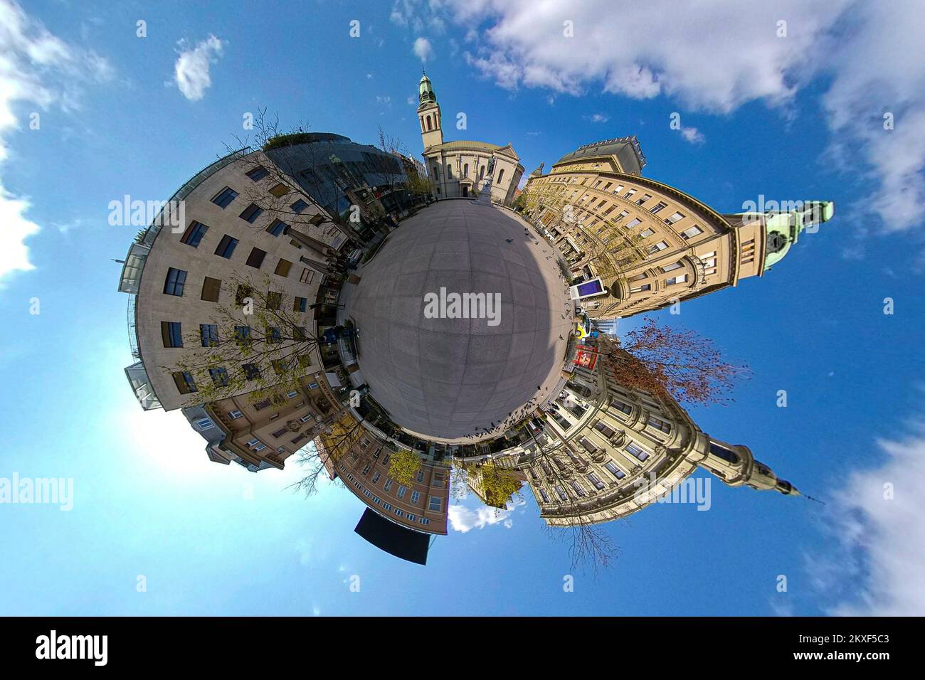 01.04.2020., Zagreb, Kroatien - 360 winzige Planet View of empty City Streets during Coronavirus Pandemie. Petar Preradovic Platz. Foto: Davor Puklavec/PIXSELL Stockfoto