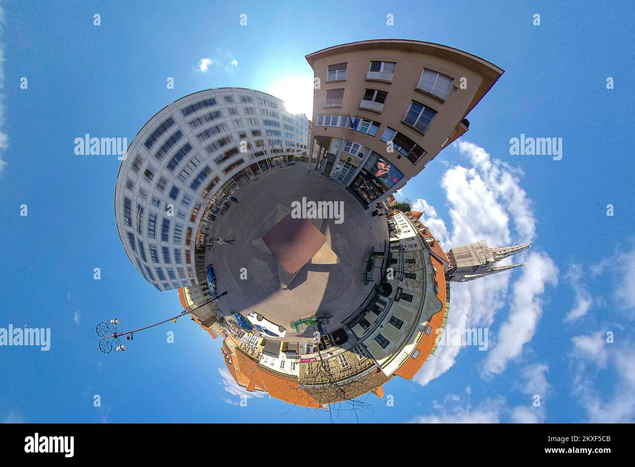 01.04.2020., Zagreb, Kroatien - 360 winzige Planet View of empty City Streets during Coronavirus Pandemie. Foto des europäischen Platzes: Davor Puklavec/PIXSELL Stockfoto