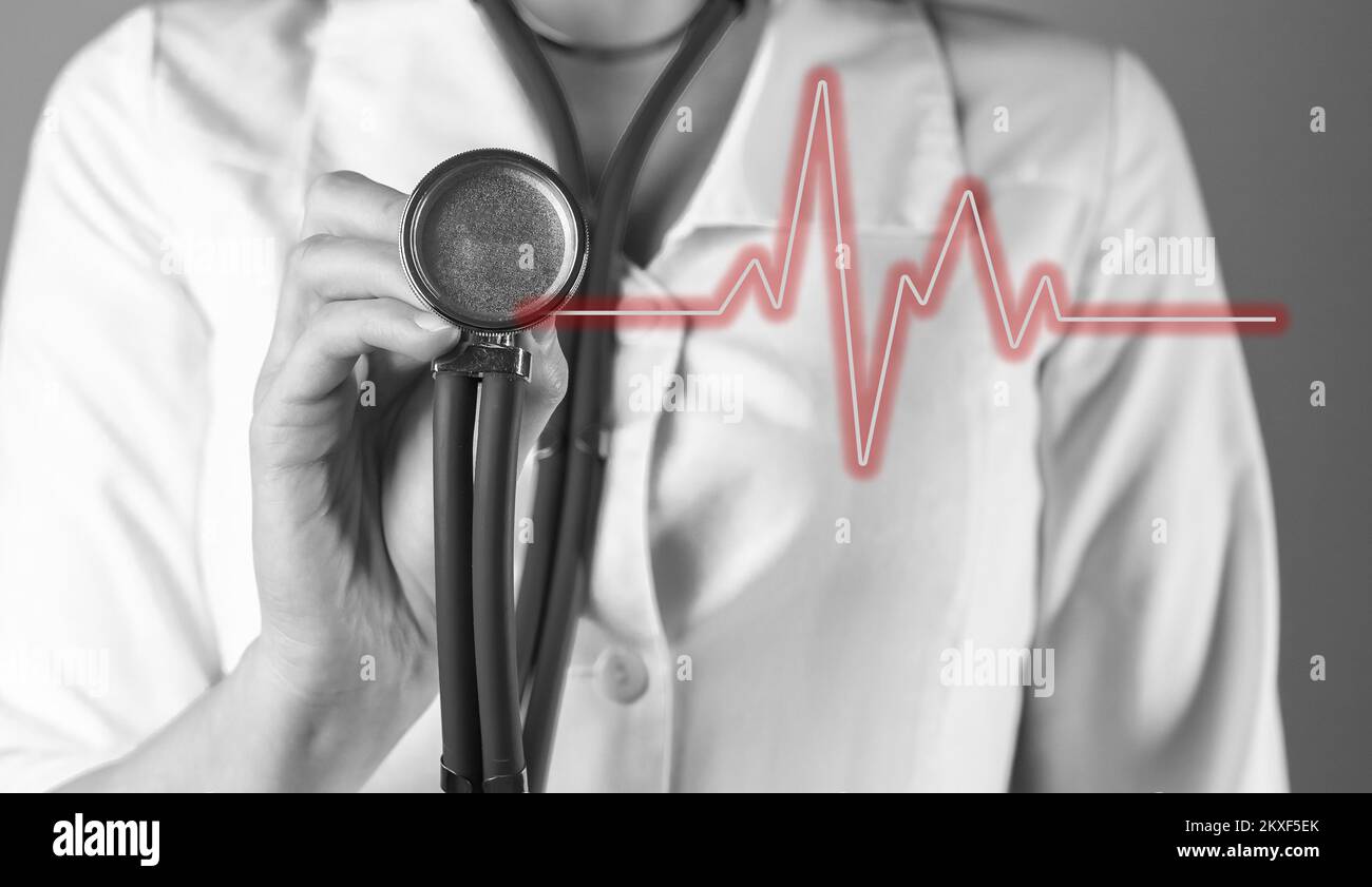 EKG, Elektrokardiogramm, EKG-Konzept. Herzgesundheitsdiagnostik durch den Kardiologen. Herzschlag, Kardiogramm. Hochwertiges Foto Stockfoto