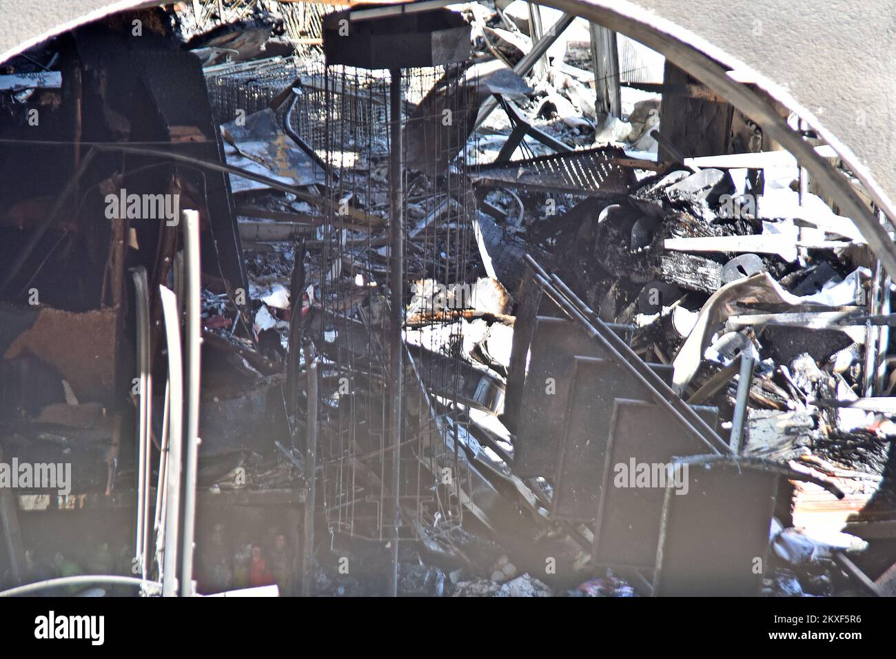 02.04.2020., Porec, Kroatien - Geldautomat von HNB vor dem Einkaufszentrum La Cop wurde in die Luft gejagt. Nach der Explosion wurden die Büros von Narodne Novine komplett verbrannt. Die Polizei ermittelt gerade. Foto: Dusko Marusic/PIXSELL Stockfoto