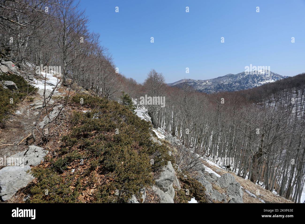 03.04.2020., Rijeka, Kroatien - der Berg Snjeznik im Nationalpark Risnjak ist in einigen Teilen noch immer schneebedeckt. Foto: Goran Kovacic/PIXSELL Stockfoto