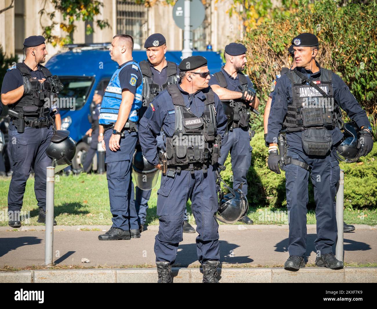 Bukarest, Rumänien - Oktober 2022: Polizeibeamte und Gendarmerie oder Militärpolizei, die die Demonstranten bei einem Protest in Buchares genau überwacht Stockfoto