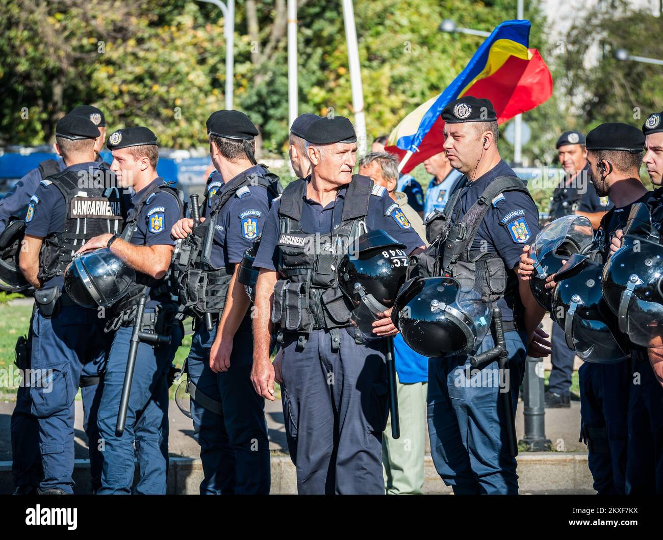 Bukarest, Rumänien - Oktober 2022: Polizeibeamte und Gendarmerie oder Militärpolizei, die die Demonstranten bei einem Protest in Buchares genau überwacht Stockfoto