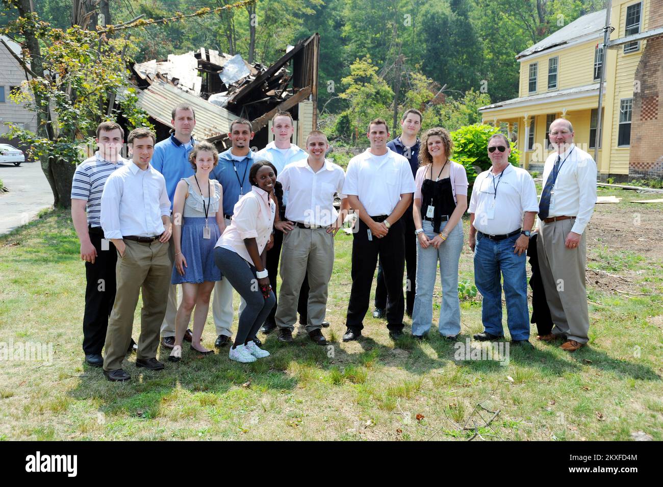 Hurrikan/Tropical Storm Severe Storm Tornado - Monson, Mass. , 21. Juli 2011 - Praktikanten der FEMA-Region I hatten die Gelegenheit, die Operationen der JFO (Joint Field Office) sowie die Operationen vor Ort zu besichtigen, um ihnen einen umfassenderen Überblick über die Notfallwiederherstellung und die Zusammenarbeit der FEMA mit lokalen und staatlichen Beamten zu geben. Alberto Pillot/FEMA. Massachusetts schwere Stürme und Tornados. Fotos zu Katastrophen- und Notfallmanagementprogrammen, Aktivitäten und Beamten Stockfoto