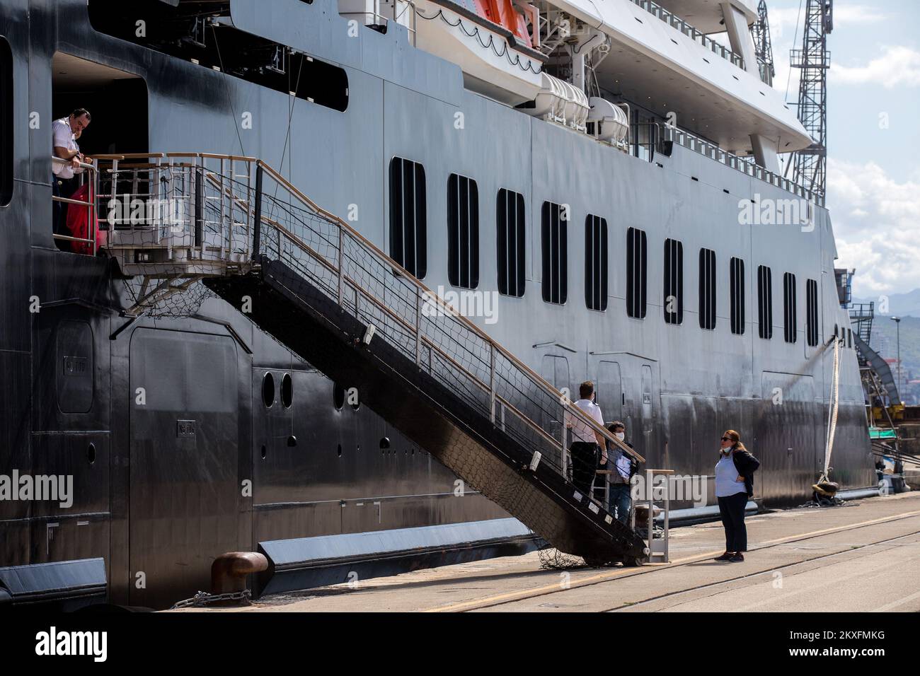 02.05.2020., Rijeka, Kroatien - Scenic Eclipse, das weltweit erste Polar-Entdeckungs-Jachtboot, kam in Rijeka an. Scenic Eclipse, das weltweit erste Polar-Entdeckungs-Jachtboot, erbaut in Kroatien von Uljanik an der Pula Werft, getauft von Dame Helen Mirren und Gewinner des Kreuzfahrtkritikers Bestes neues Luxusschiff 2019. Ein Schiff, das einzigartig ist und Maßstäbe im Luxus-Kreuzfahrttourismus setzt. Die Yacht wurde für eine Eisklasse 1A Super-Bewertung entworfen, die es ihr ermöglicht, im Sommer durch die arktischen und antarktischen Gewässer zu navigieren. Er verfügt außerdem über die Polar-Klasse 6, den höchsten Beifahrer-Shi Stockfoto