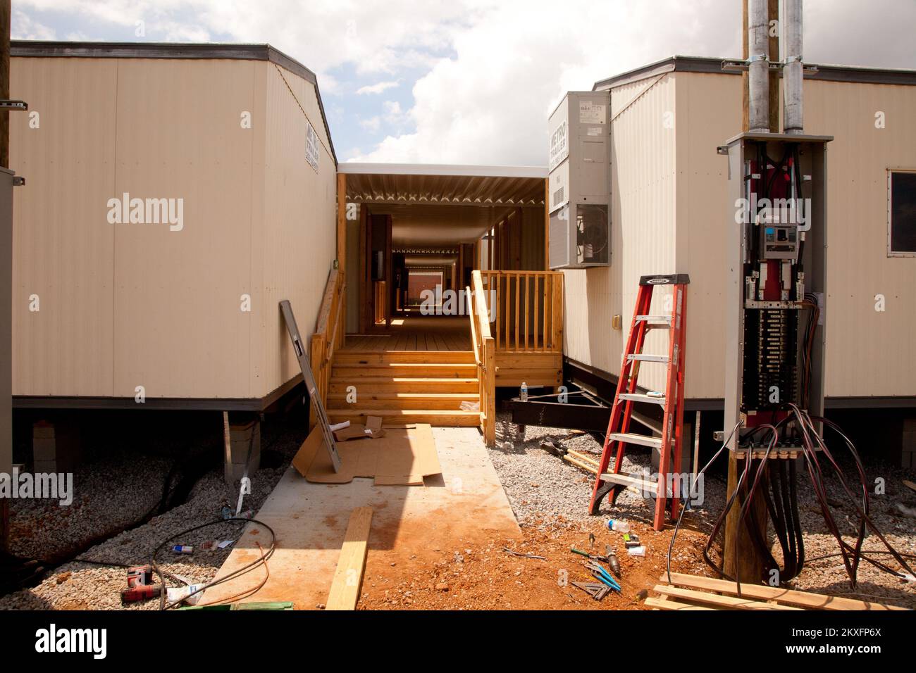Tornado - Hackleburg, Alabama Am 28. Juli 2011 werden provisorische Klassenzimmer für den Beginn der Oberschule am 15. August 2011 gebaut. Die Hackleburg High School und die Middle School wurden am 27. April 2011 von einem Tornado zerstört. Die FEMA Public Assistance bietet Orientierungshilfen und eine Teilzahlung für die Kosten von 37 temporären Classoormen, die im Bau sind, um der Highschool und der Mittelschule zu helfen, sich zu erholen und wieder aufzubauen. Alabama schwere Stürme, Tornados, Stürme und Überschwemmungen. Fotos zu Katastrophen- und Notfallmanagementprogrammen, Aktivitäten und Beamten Stockfoto