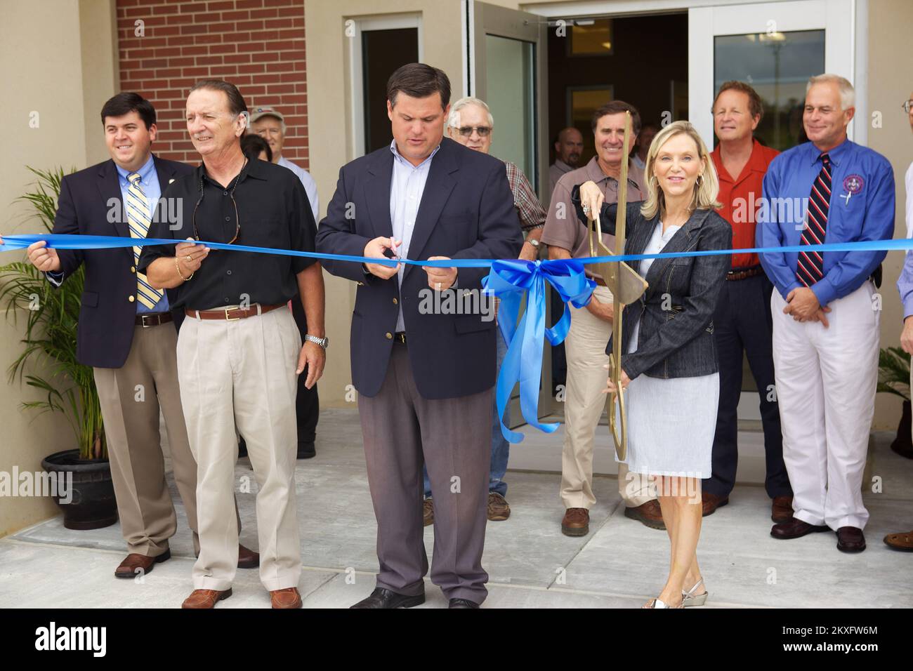 Saucier, Fräulein. , 28. Juli 2011 das Band wurde offiziell geschnitten, um die Eröffnung des Harrison County Evakuierungslagers zu signalisieren Wendy Swetman (Distrikt 1) und Connie Rockco (Distrikt 5) sind überschwänglich bei der großen Öffnung des Schutzraums. FEMA und MEMA arbeiteten zusammen, um drei Hurrikananlagen für die Gemeinden von Harrison County zu bauen. Foto: Chris Ragazzo/FEMA. Hurrikan Katrina, Mississippi. Fotos zu Katastrophen- und Notfallmanagementprogrammen, Aktivitäten und Beamten Stockfoto