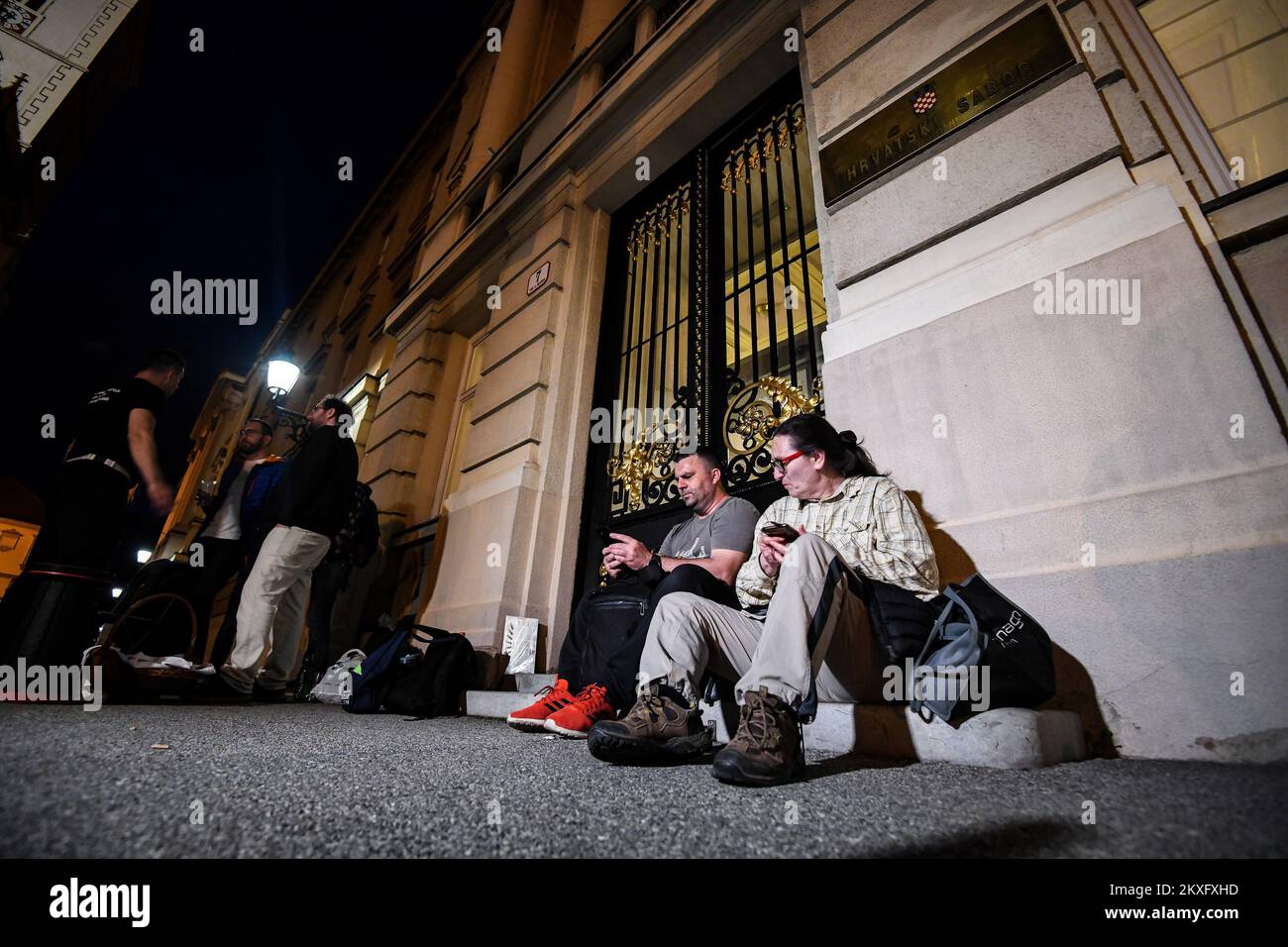 17.05.2020., Kroatien, Zagreb - Protest der Parteien Mozemo, Zagreb je nas, Nova ljevica, ORaH, Radnicka fronta und Za Absolventin auf St. Markusplatz gegen die Auflösung des kroatischen Parlaments vor der Verabschiedung des Gesetzes über den Wiederaufbau von Zagreb und seiner Umgebung, das dem Beruf und den vom Erdbeben betroffenen Bürgern entspricht. Die Mozemo-politische Plattform protestiert in St. Markusplatz. Sie sagen, dass sie St. besetzt haben Markusplatz, wo sie bis zum Ende der morgigen Parlamentssitzung bleiben werden. Den Parlamentsabgeordneten wird gesagt, dass Zagreb das nicht vergessen wird Stockfoto