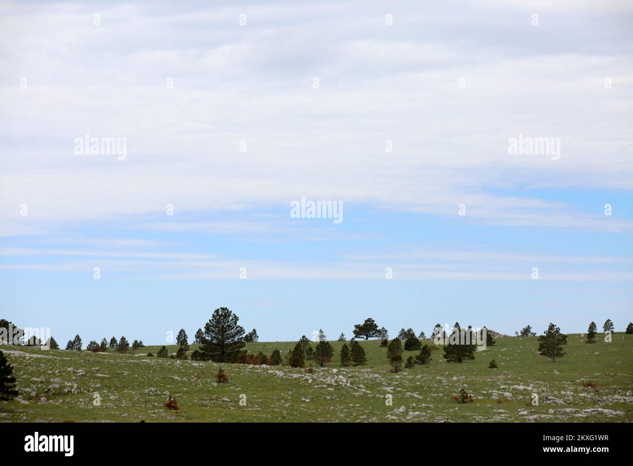 23.05.2020.,Kroatien - Blick auf den Berg Dinara.'der Naturpark Dinara wird Croatiaâ€™s 12. Naturpark sein und zusammen mit acht Nationalparks werden wir eine Einheit von 20 geschützten Gebieten haben. Nachdem Dinara zum Naturpark erklärt wurde, wird der Anteil der Schutzgebiete im Landgebiet der Republik Kroatien von 12 auf 13 % steigen. Und im Rahmen des europäischen Umweltnetzes Natura 2000 wird es nicht mehr 36,7, sondern 39 % des Territoriums geben, sagte der Umwelt- und Energieminister Tomislav Coric.Split-Dalmatia County Präfekt Blazenko Boban sagte, dass von den 63.000 Hektar der künftigen Natur par Stockfoto