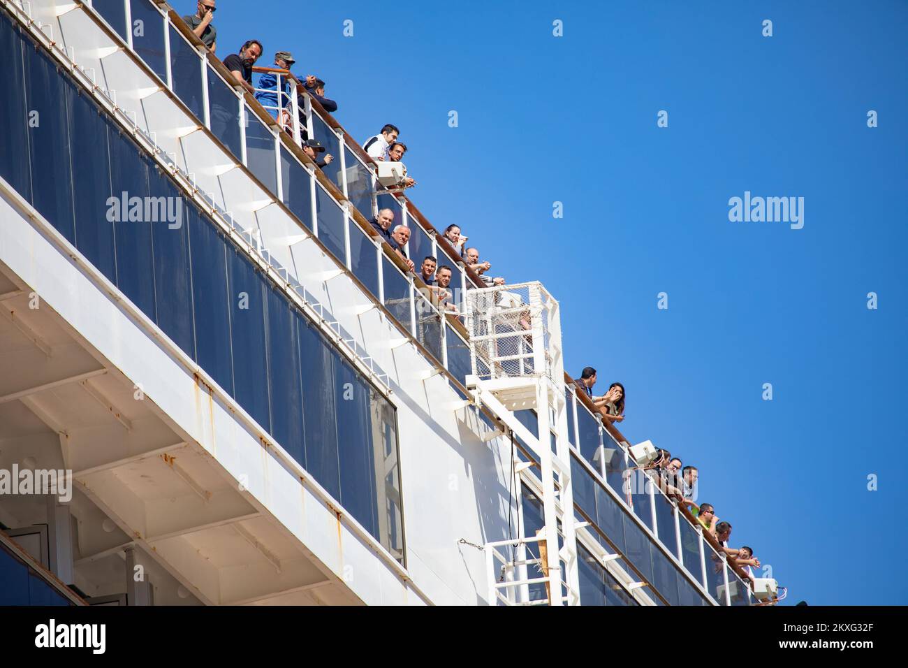 26.05.2020., Dubrovnik, Dubrovnik - Obwohl die Ankunft nicht vor Donnerstag geplant ist, traf Carnival Breeze mit 93 kroatischen Seeleuten und der restlichen Besatzung ein - aus Albanien, Montenegro, Bosnien, Slowenien, Mazedonien, Serbien, Italien, Belarus und Bulgarien - im Hafen von Gruz, nach einer kurzen Wartezeit vor Anker in Daksa. Aufgrund der durch die Coronavirus-Pandemie verursachten Beschränkungen haben Seeleute auf der ganzen Welt seit Monaten Probleme mit Schichten und Rückführungen. Es wird geschätzt, dass etwa achttausend kroatische Seeleute in den Ozeanen auf der ganzen Welt so „eingeschlossen“ sind. Foto: Grgo Jelavic/PIXSELL Stockfoto