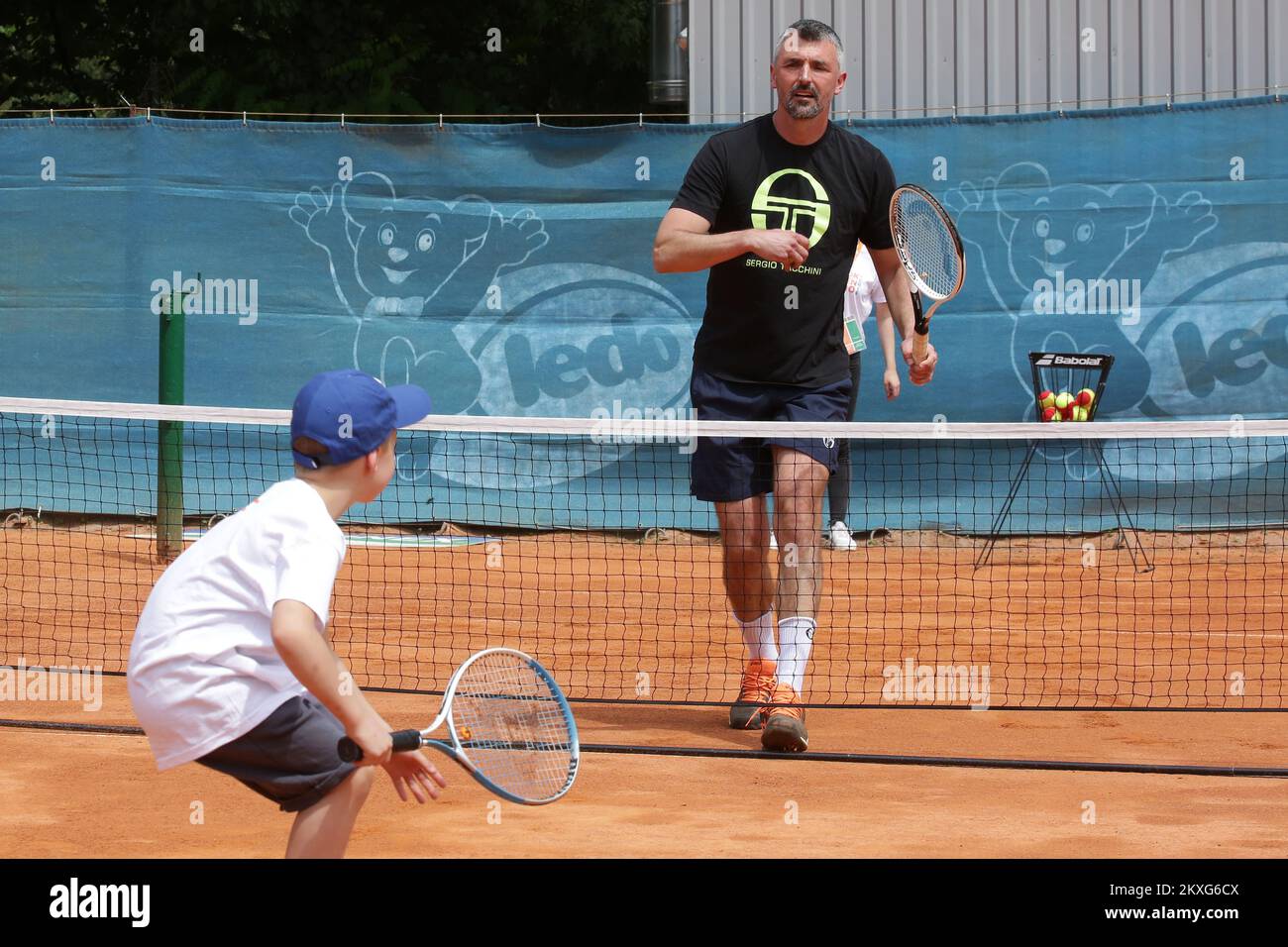 DER EHEMALIGE kroatische Tennisspieler Goran Ivanisevic spielt Tennis mit Kindern während eines Kindertags im Rahmen des Hrvatski Premier Tennis Turniers am 04. Juni 2020 in Osijek, Kroatien. Foto: Dubravka Petric/PIXSELL Stockfoto