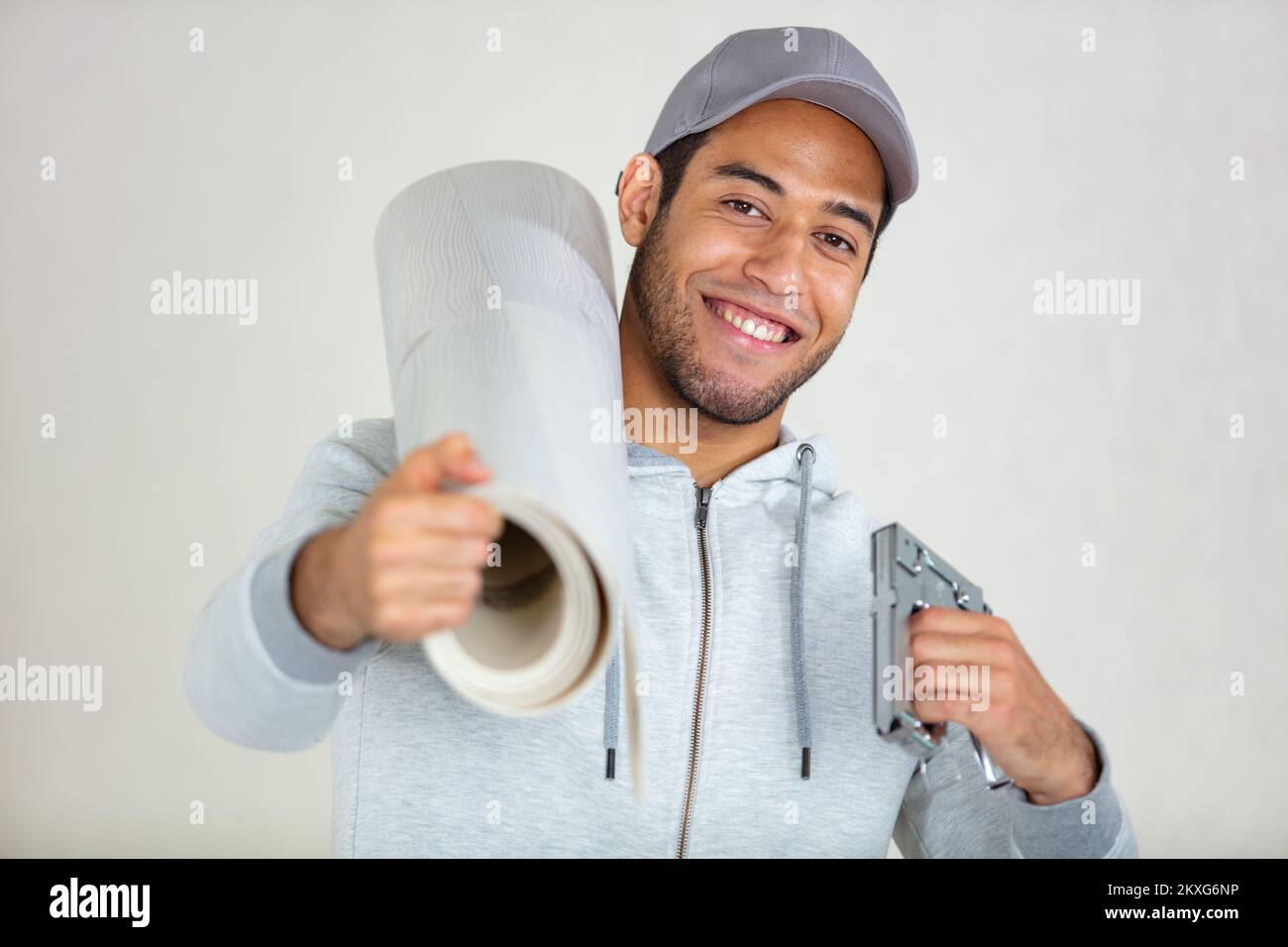 Heimwerkerkonzept junger Mann mit Tapete Stockfoto