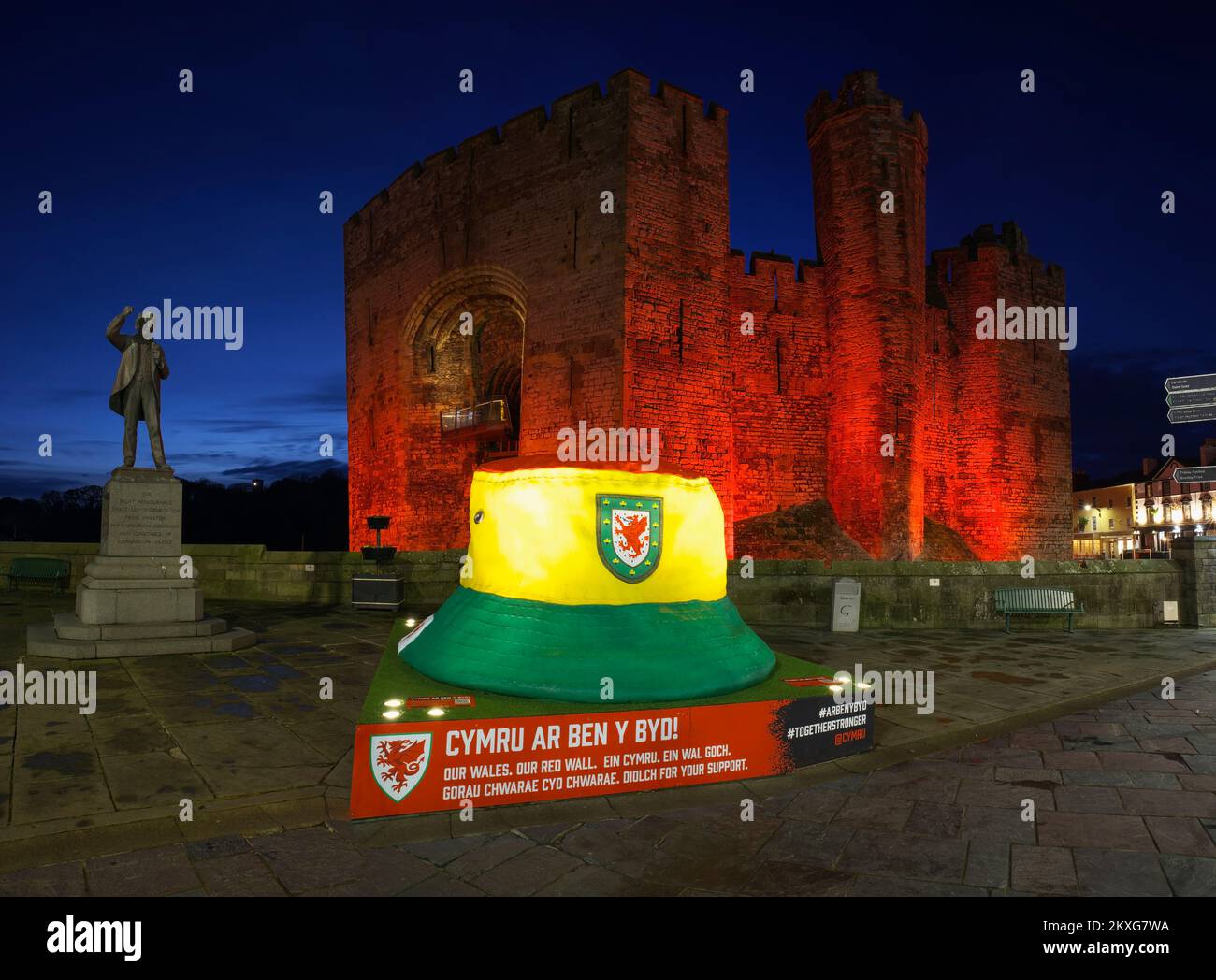 Caernarfon Castle, rot beleuchtet zum Gedenken an die Fußballmannschaft von Wales, Weltmeisterschaft 2022, Gwynedd, North Wales, Vereinigtes Königreich, Stockfoto