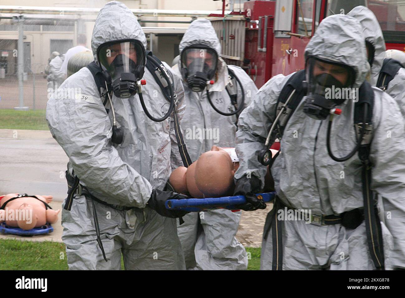 Chemisch/Biologisch - Anniston , Ala. , 4. August 2011 Center for Domestic Preparedness (CDP) Superintendent Todd Jones (vorne links abgebildet) trägt zusammen mit anderen Mitgliedern seines Teams ein simuliertes Opfer während einer Übung im CDP durch den Dekontaminationsprozess. Der CDP in Anniston, Ala. Weist die Ersthelfer an, ihre Reaktionstaktiken zu bestimmen, die erforderliche Ausrüstung, persönliche Schutzniveaus und Dekontaminationsverfahren auszuwählen. Ereignisse mit Massenunfällen als Reaktion auf alle Gefahren sind ein Highlight und Kernprinzip der CDP-Schulung. Weitere Informationen zum CDP finden Sie unter http://cdp. dhs. regierung Stockfoto