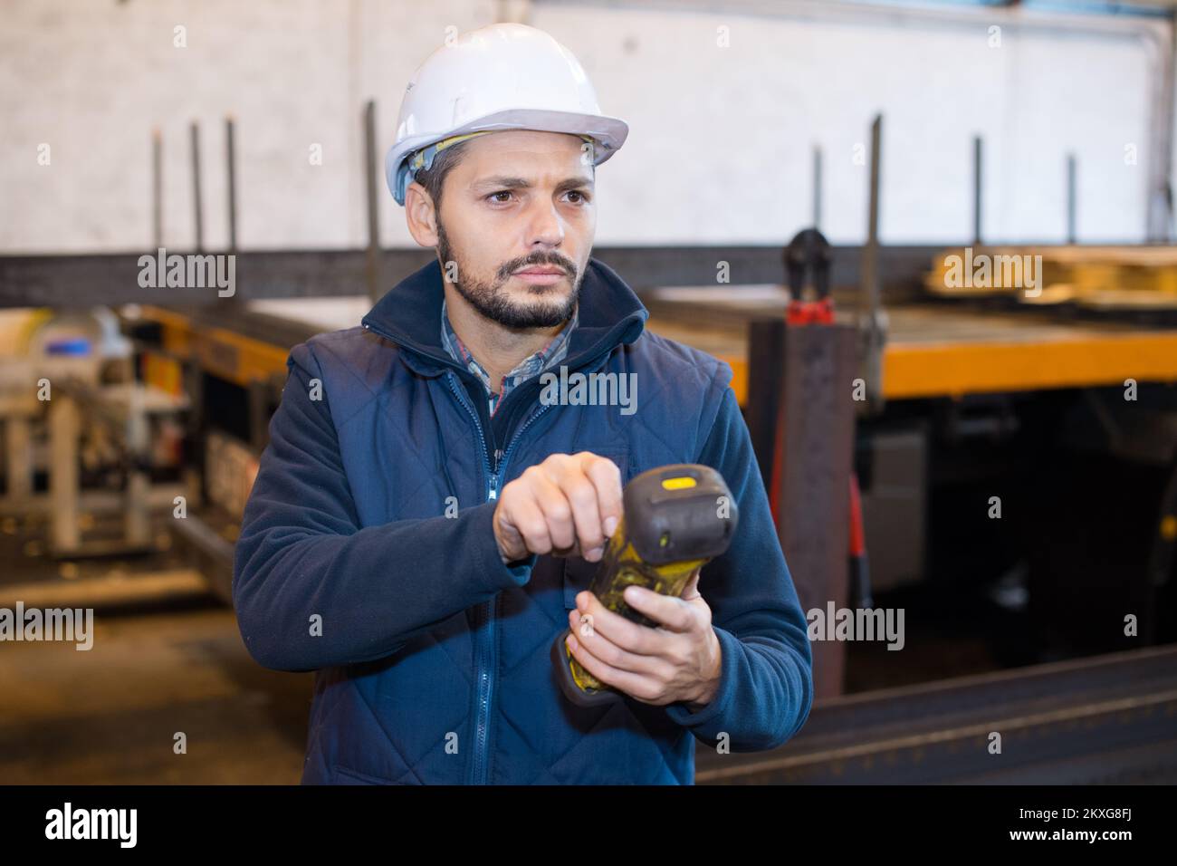 Das Porträt des asiatischen Arbeiters im Fabriklager für Kfz-Teile Stockfoto