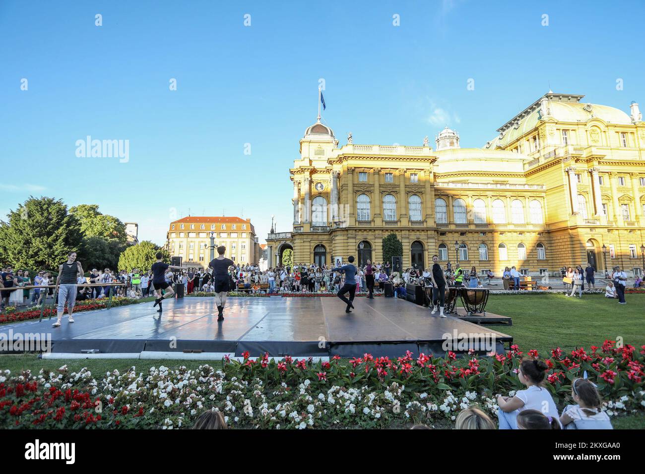 Eine Balletttänzerin tritt am 12. Juni 2020 außerhalb des kroatischen Nationaltheaters im Rahmen der kroatischen Sommernächte in Zagreb, Kroatien, auf. Heute treten Balletttänzer in der Abenddämmerung auf. Foto: Borna Filic/PIXSELL Stockfoto