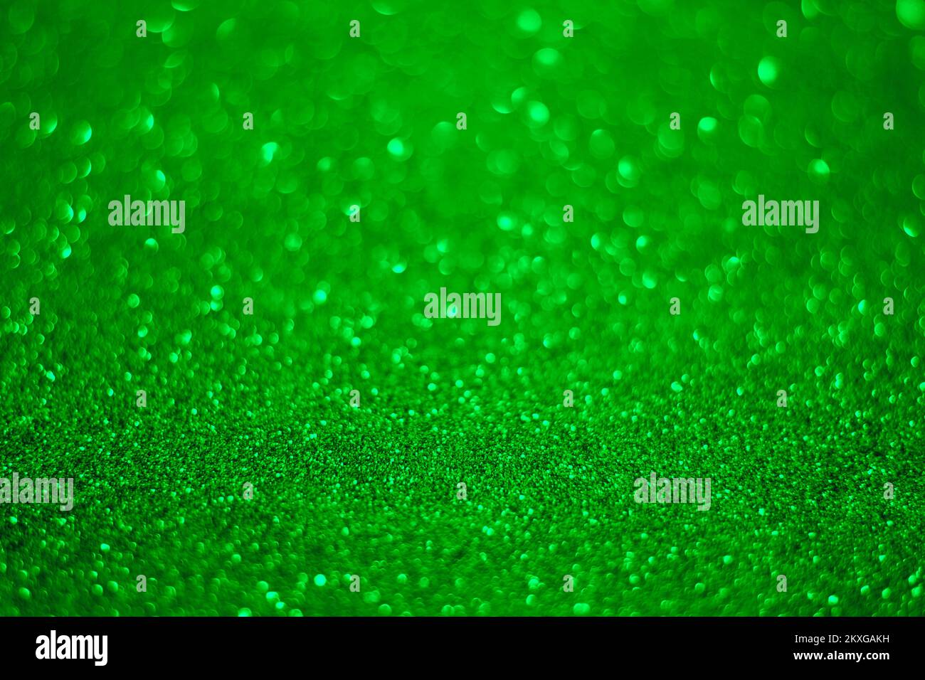 Grün glitzernder Hintergrund. Textur der grünen Glitzerpartikel. Stockfoto