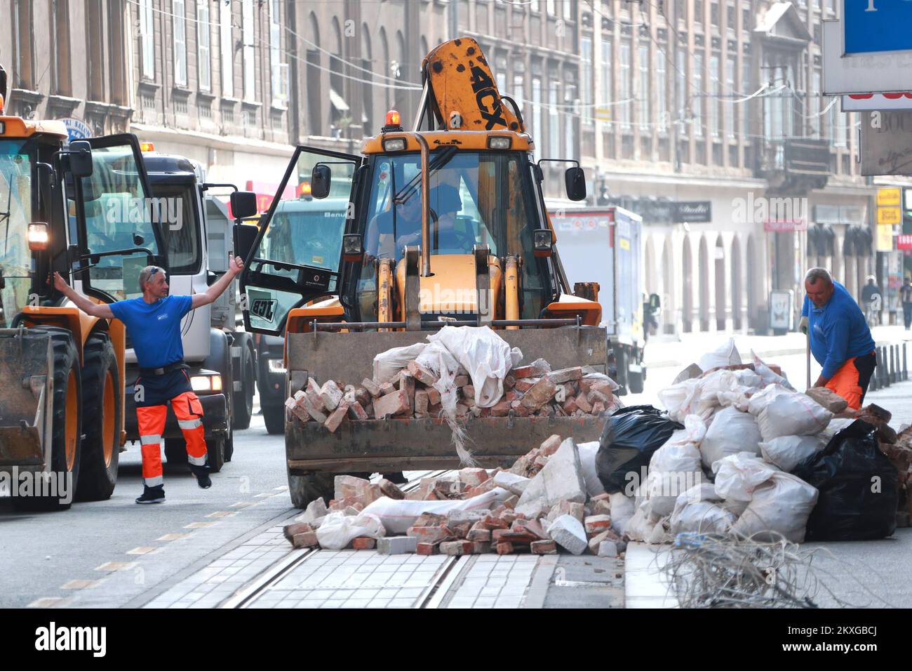 18.06.2020., Kroatien, Zagreb - Bagger entfernt Bauschutt aus der Innenstadt von Zagreb. Laut dem Gemeindeunternehmen ÄŒistoÄa wurden bisher mehr als 10.000 Tonnen Bauabfälle und -Schutt entfernt. ÄŒistoÄ‡A behauptet, dass alle Bauschutt, die im Stadtgebiet von Zagreb gesammelt wurden, recycelt werden. Um es den Bürgern Zagrebs zu erleichtern, die durch das Erdbeben beschädigten Häuser zu reparieren, setzt ZagrebaÄki, das d.o.o. an Orten in der Stadt hält, die am stärksten von der Katastrophe betroffen sind, die Kisten, in denen die Bürger nur die entstandenen Trümmer entsorgen können Stockfoto