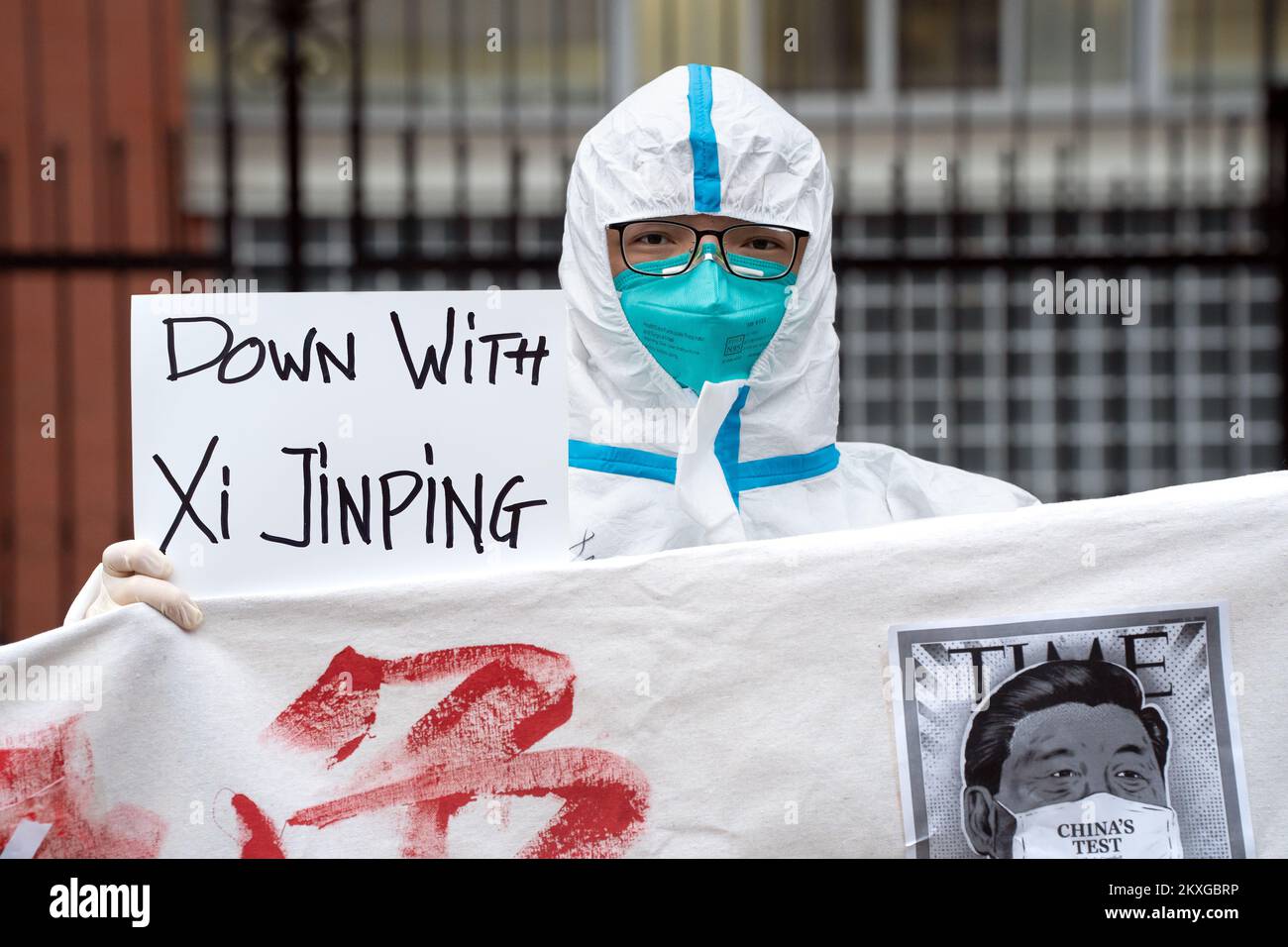 Ein Protestteilnehmer vor dem chinesischen Konsulat in Toronto hält ein Schild mit der Aufschrift Down with Xi Jinping in Solidarität mit der Weißbuchrevolution. Stockfoto