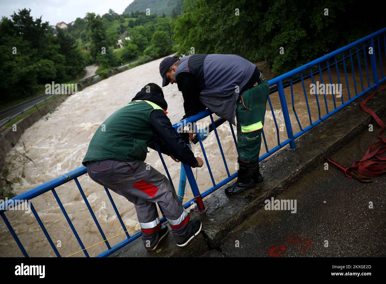 Am 23. Juni 2020 werden Arbeiter beim Anschluss der Wasserleitung in der Nähe von Kladanj, Bosnien und Hercedovina abgebildet. Schwere Regenfälle im Nordosten Bosniens für mehrere Tage erwartete ein Fluss, dass seine Ufer platzen und enorme Schäden an Wohngebäuden und landwirtschaftlichen Flächen verursachen würde. Foto: Armin Durgut/PIXSELL Stockfoto