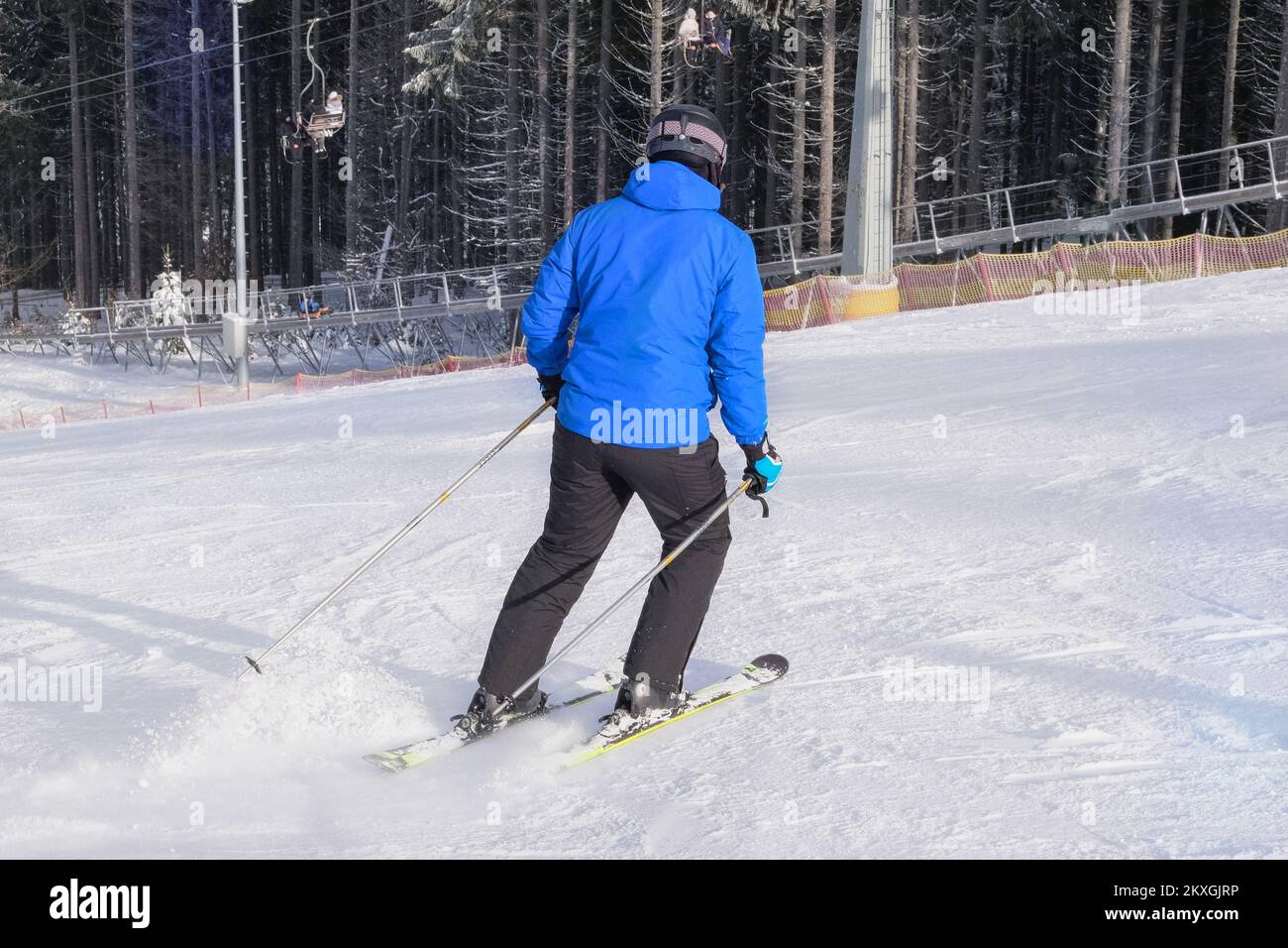 Ein Sportler geht im Winter bergab. Urlaub in den Bergen im Skigebiet. Skisport im Winter. Stockfoto