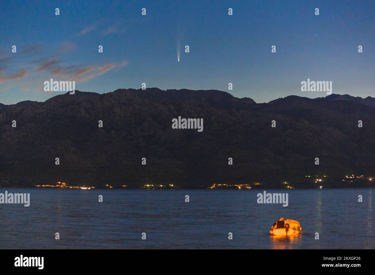 Comet C2020 F3 Neowise kann am 11. Juli 2020 von Razanac in der Nähe von Zadar aus über dem Velebit-Berg in Razanac, Kroatien, gesehen werden. Foto: Marko Dimic/PIXSELL Stockfoto