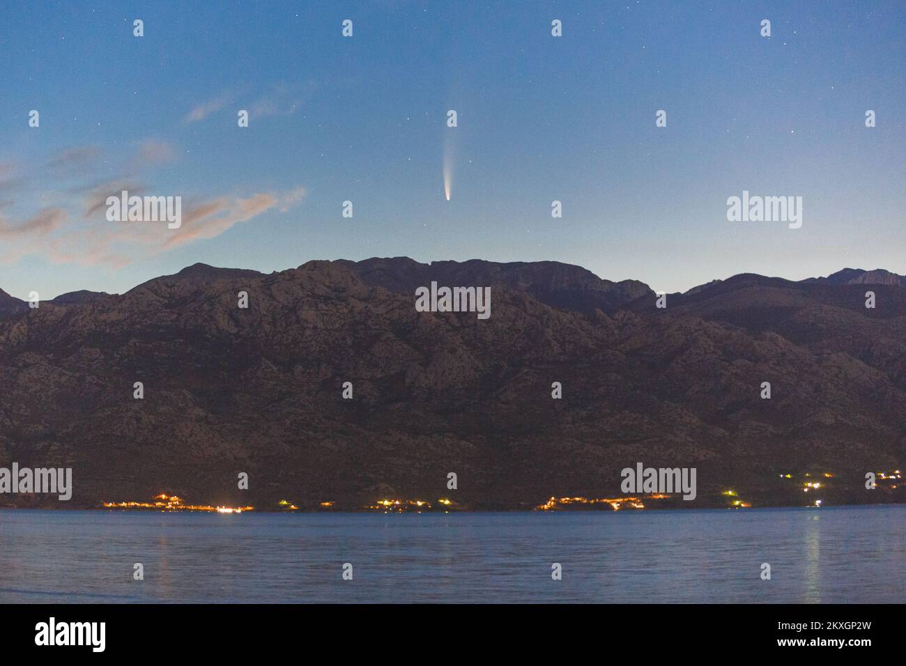 Comet C2020 F3 Neowise kann am 11. Juli 2020 von Razanac in der Nähe von Zadar aus über dem Velebit-Berg in Razanac, Kroatien, gesehen werden. Foto: Marko Dimic/PIXSELL Stockfoto