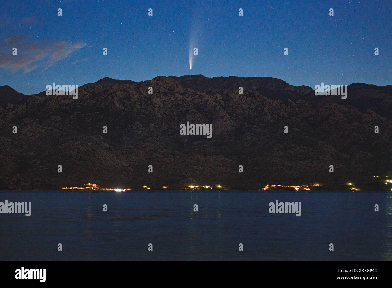 Comet C2020 F3 Neowise kann am 11. Juli 2020 von Razanac in der Nähe von Zadar aus über dem Velebit-Berg in Razanac, Kroatien, gesehen werden. Foto: Marko Dimic/PIXSELL Stockfoto