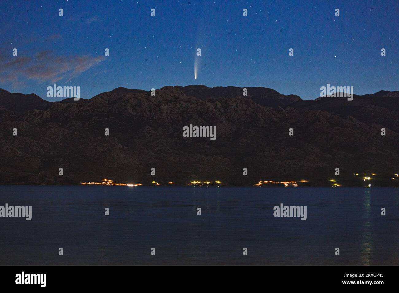 Comet C2020 F3 Neowise kann am 11. Juli 2020 von Razanac in der Nähe von Zadar aus über dem Velebit-Berg in Razanac, Kroatien, gesehen werden. Foto: Marko Dimic/PIXSELL Stockfoto