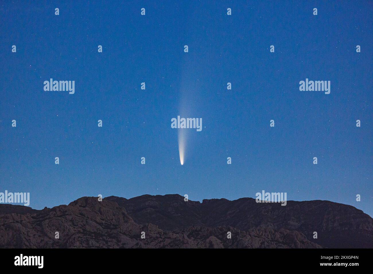 Comet C2020 F3 Neowise kann am 11. Juli 2020 von Razanac in der Nähe von Zadar aus über dem Velebit-Berg in Razanac, Kroatien, gesehen werden. Foto: Marko Dimic/PIXSELL Stockfoto