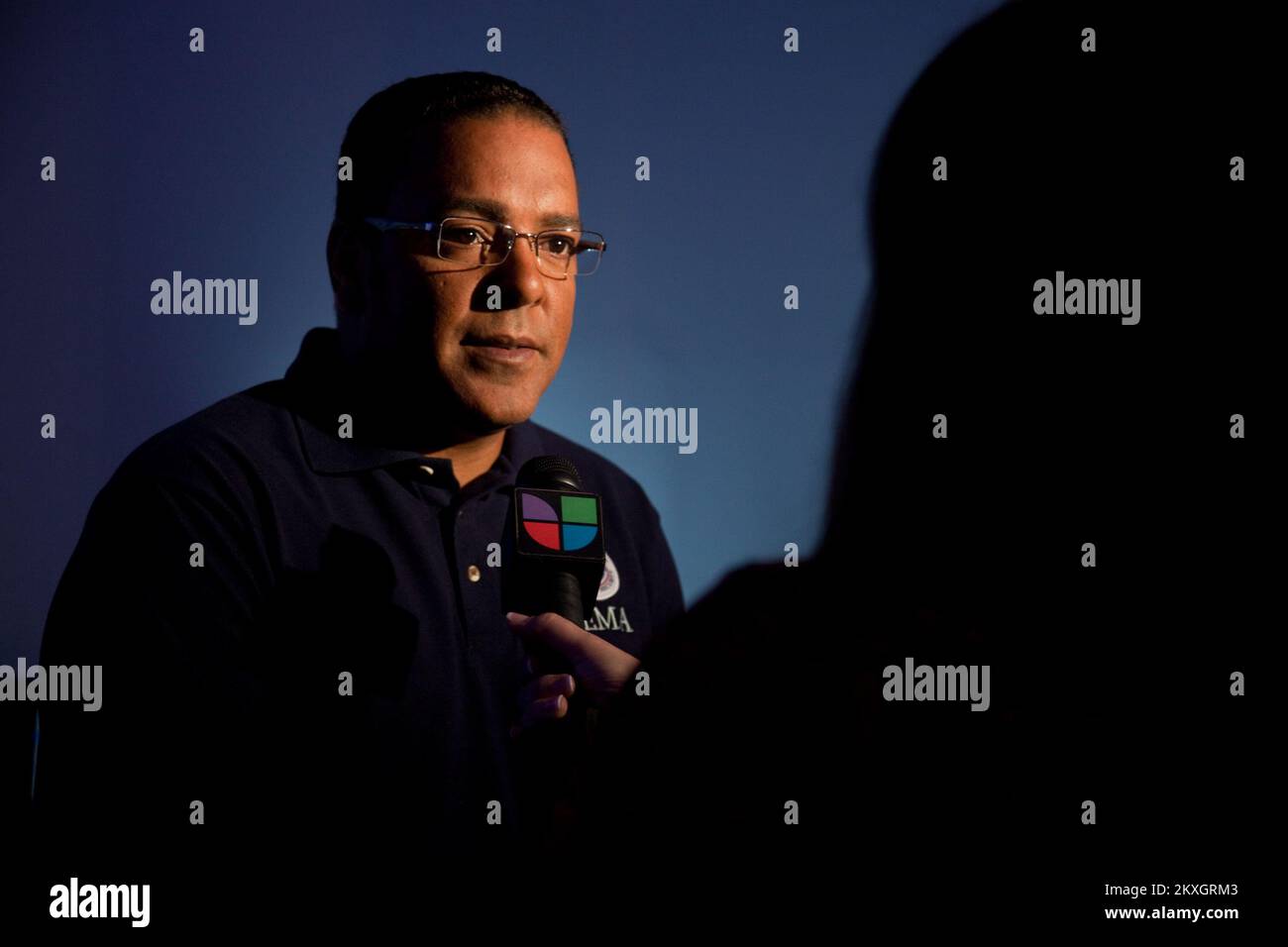 Hurrikan/Tropischer Sturm – San Juan, Puerto Rico, 26. August 2011 Federal Coordinating Officer Justo Hernández gibt ein Interview mit dem lokalen Nachrichtenreporter für Univisión Kanal 11, um Informationen über die Reaktion der FEMA nach Hurrikan Irene zu geben. Ashley Andújar/FEMA. Puerto Rico Hurrikan Irene. Fotos zu Katastrophen- und Notfallmanagementprogrammen, Aktivitäten und Beamten Stockfoto