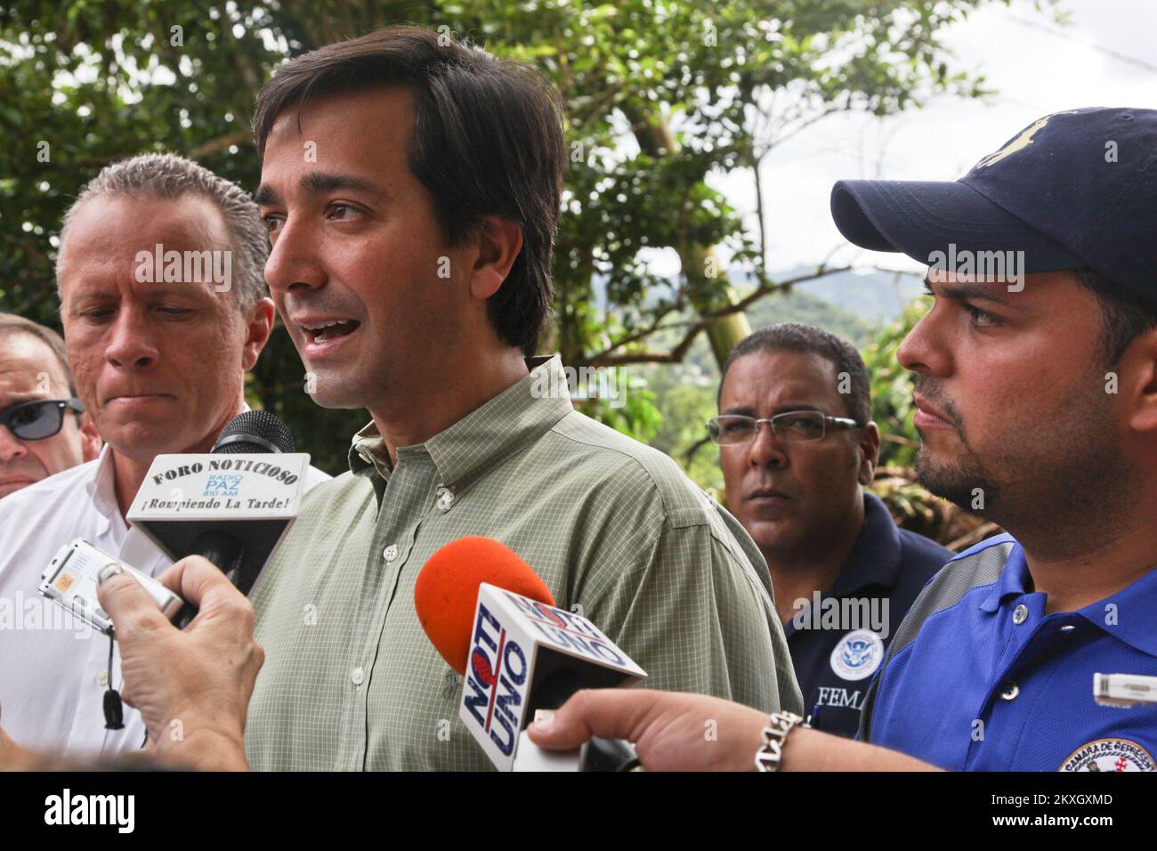 Flutung Hurrikan/Tropical Storm Schlammlawine/Erdrutsche - Cayey, Puerto Rico, 28. August 2011 Justo Hernandez, Federal Coordinating Officer, Der Gouverneur von Puerto Rico und der Bürgermeister der Gemeinde Cayey veranstalteten eine Pressekonferenz, nachdem sie die betroffene Gemeinde in Villas de Monte Sol, Cayey, besucht hatten. Präsident Obama gab eine Erklärung über eine Katastrophe größeren Ausmaßes für das Commonwealth von Puerto Rico heraus, die die Freigabe von Bundesgeldern auslöste, um Einzelpersonen und Kommunisten zu helfen, sich vom Hurrikan Irene zu erholen. . Puerto Rico Hurrikan Irene. Fotografien zu Katastrophen und Notfallmanagementprogrammen, Acti Stockfoto