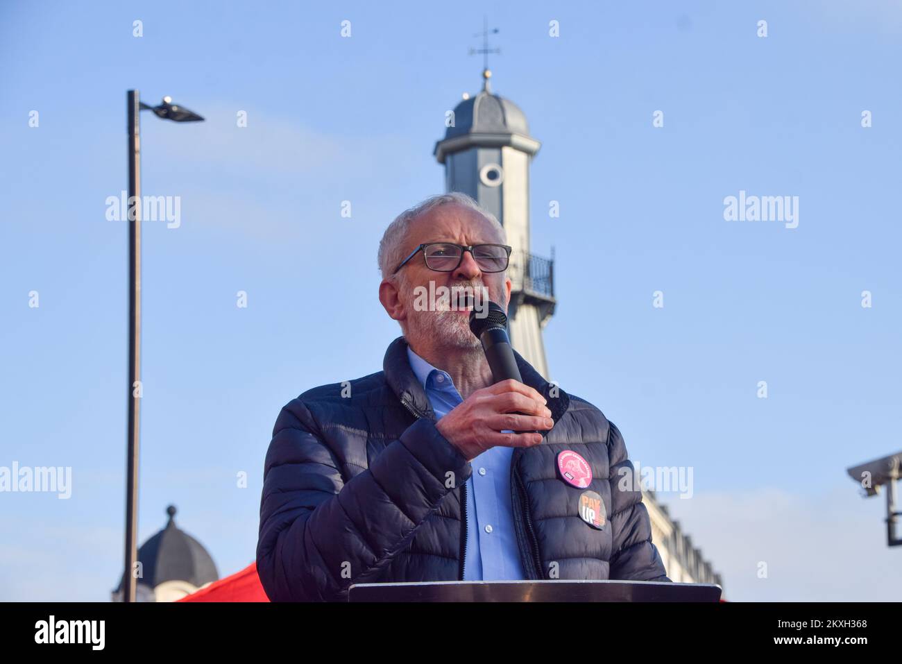 London, Großbritannien. 30.. November 2022. Der ehemalige Labour-Führer Jeremy Corbyn hält während der Kundgebung eine Rede. Tausende von Menschen versammelten sich vor der King's Cross Station zu einer Kundgebung zur Unterstützung von Universitätsstreiks. Die University and College Union (UCU) hat die bisher größte Besichtigung durch Universitäts- und Hochschulmitarbeiter im Vereinigten Königreich organisiert, bei der es um Gehälter, Renten und Arbeitsbedingungen ging. Kredit: SOPA Images Limited/Alamy Live News Stockfoto