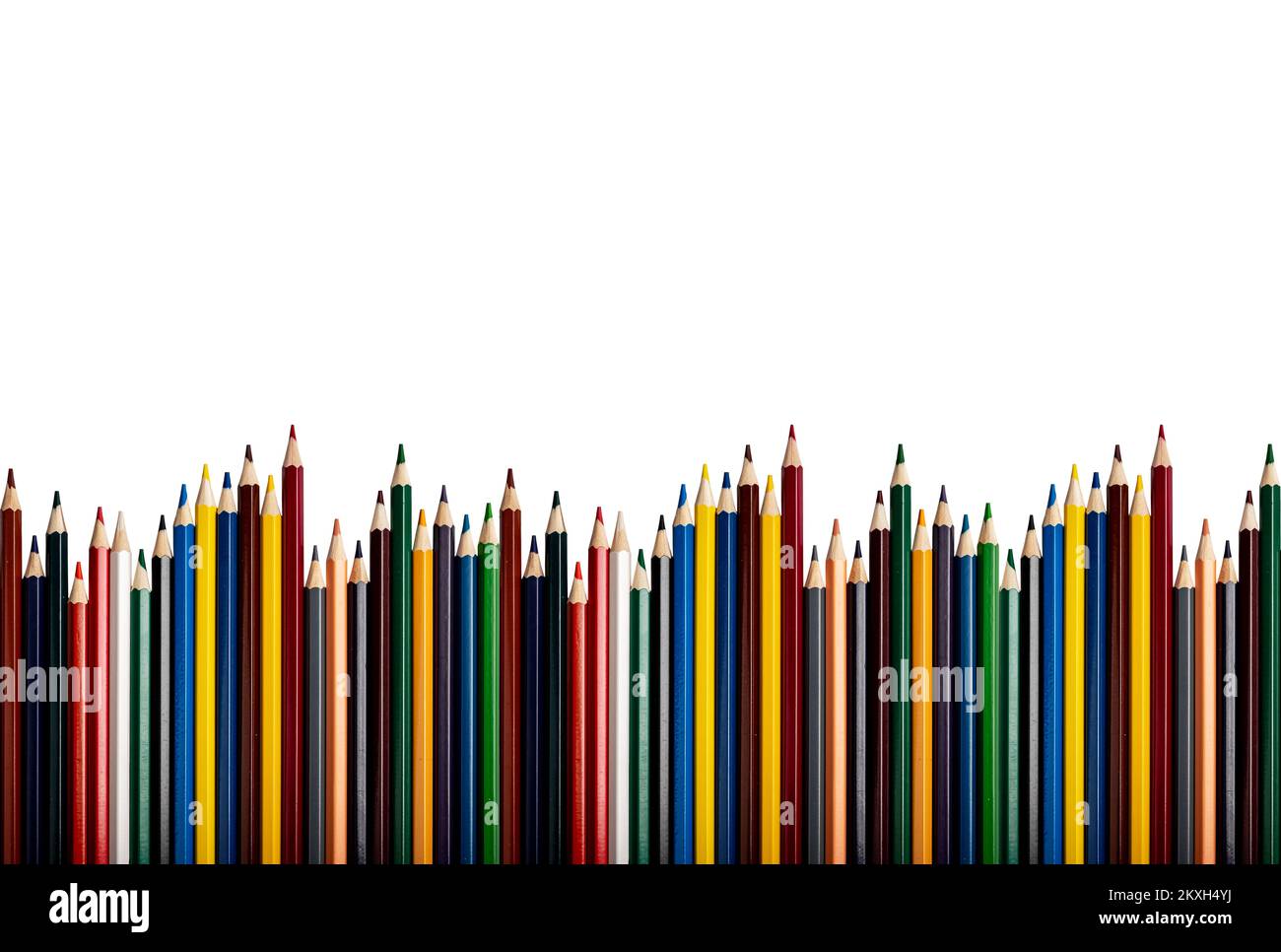 Farbige Bleistifte Randdekoration isoliert auf weißem Hintergrund. Mehrfarbige Verbrauchsmaterialien, Zeichenwerkzeuge, wellenförmige unebene Reihe. Hochwertiges Foto Stockfoto