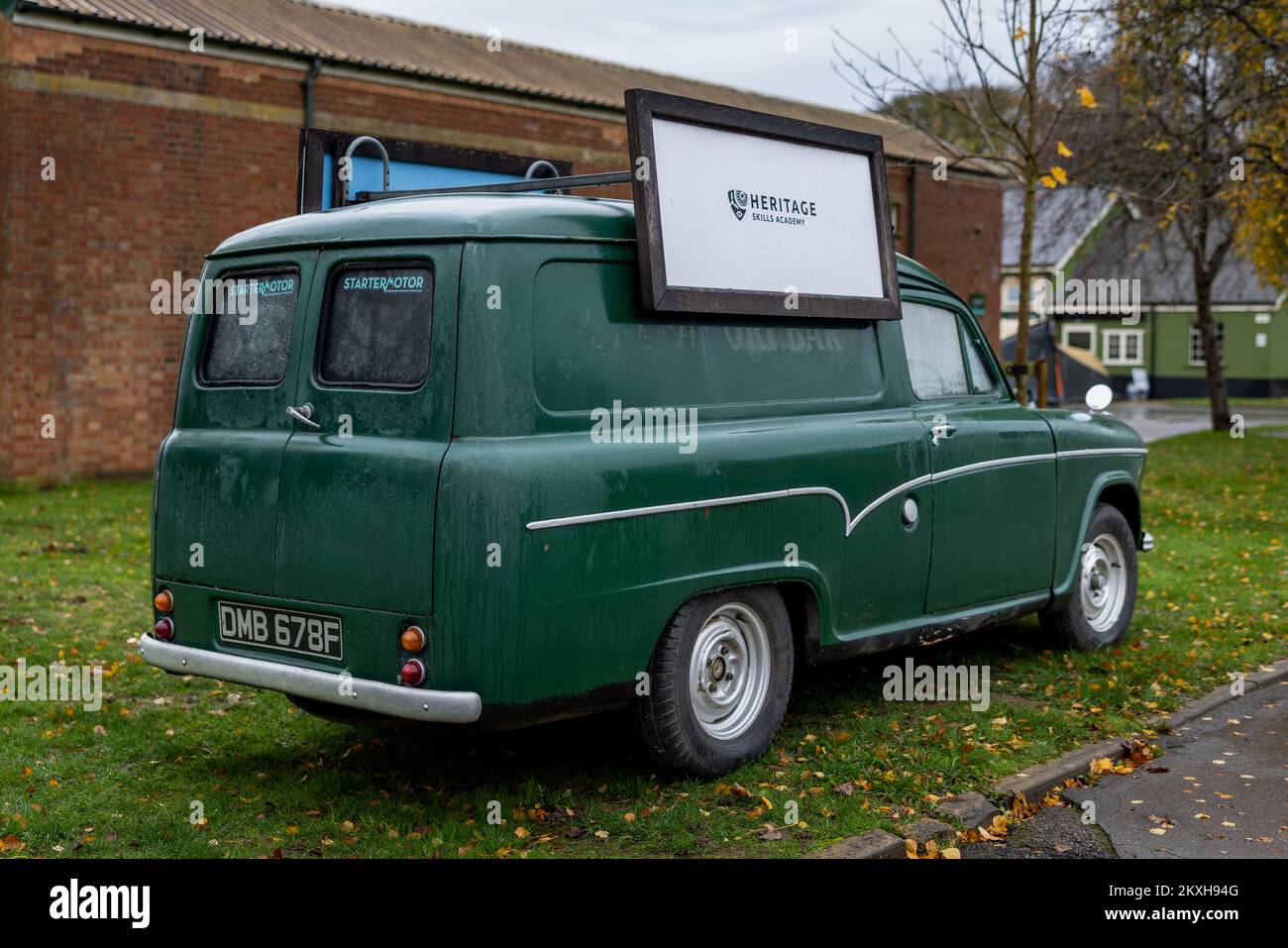 Heritage Skills Academy Austin A60 1/2 Tonnen Van „DMB 678F“ auf der Workhorse Assembly im Bicester Heritage Centre. Stockfoto