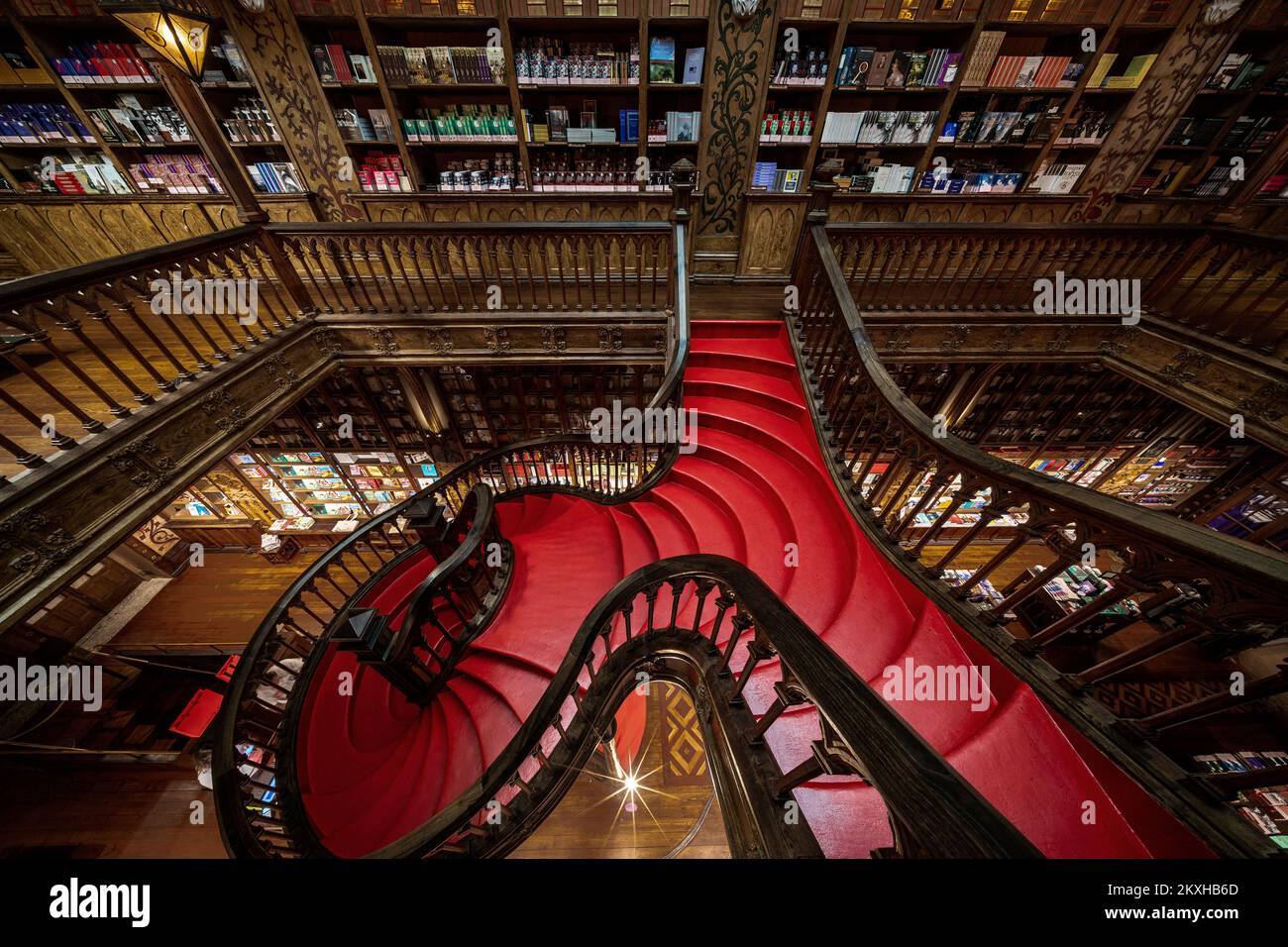 Innenansicht des Buchladens Lello (Portugiesisch: Livraria Lello) und seiner berühmten Holztreppe im historischen Zentrum von Porto (Porto), Portugal. Stockfoto