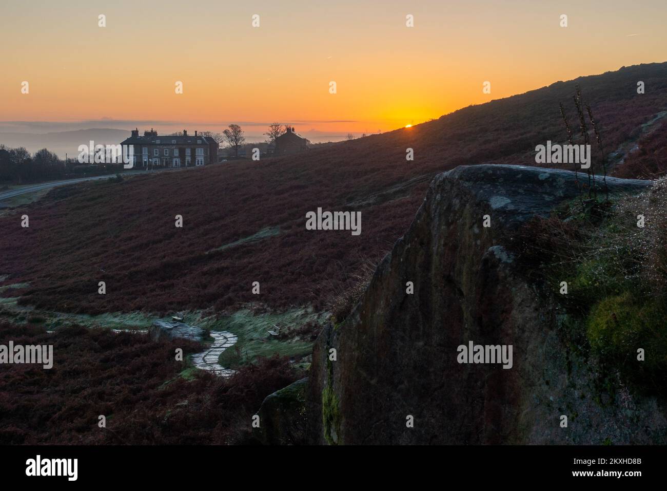 Sonnenaufgang im Cow and Calf Inn am Ilkley Moor im Herbst mit Nebel im Tal. UK Stockfoto