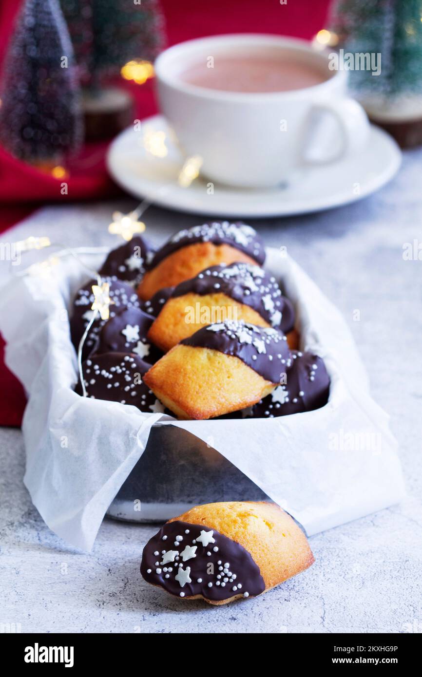Traditionelle französische madeleine-Kekse mit Kaffee, weihnachtliche Einrichtung. Stockfoto