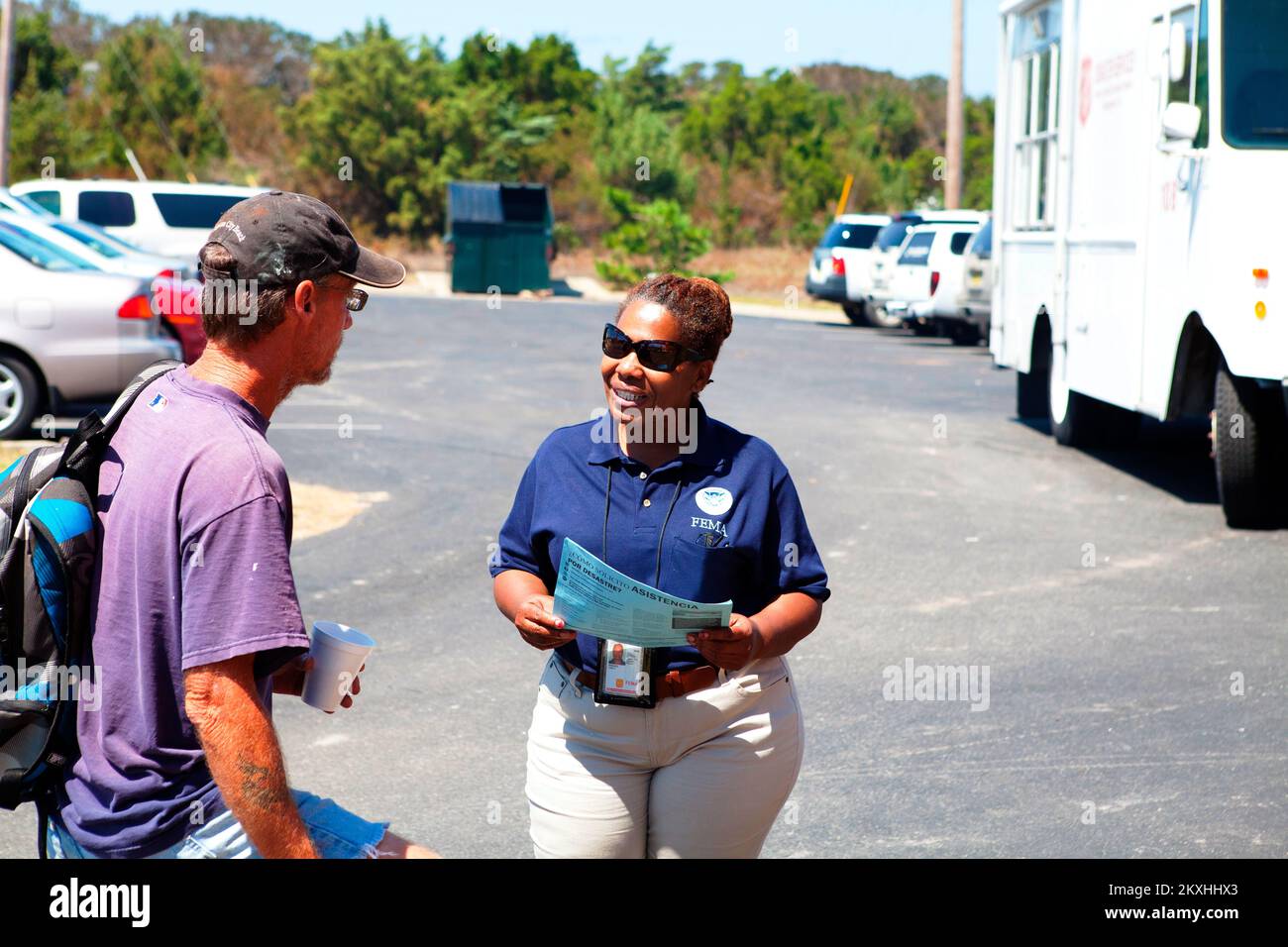 Hurricane/Tropical Storm - Avon, N.C., 3. September 2011 Ein FEMA Community Relations Specialist erklärt einem Überlebenden den Registrierungsprozess für Katastrophenhilfe. Der Weg zu den Outer Banks war eine Herausforderung aufgrund von Straßenverwundungen. FEMA Photo/Tim Burkitt. North Carolina Hurrikan Irene. Fotos zu Katastrophen- und Notfallmanagementprogrammen, Aktivitäten und Beamten Stockfoto