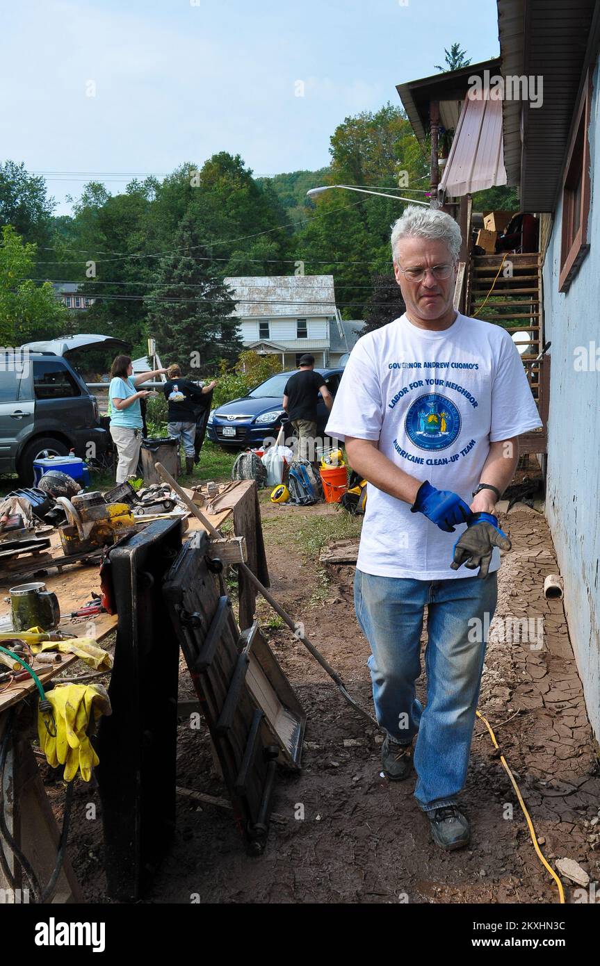 Hurricane/Tropical Storm - Margaretville, N. Y. , 4. September 2011 die Nationalgarde und Freiwillige kamen, um den Bewohnern beim Entfernen von Schlamm zu helfen und Gegenstände aus Wohnungen zu Bergen, die durch Überschwemmungen ruiniert wurden, während der Wochenendveranstaltungen „Labor for Your Neighbor“. Die FEMA spielt eine wichtige Rolle bei der Unterstützung der staatlichen, der Stammesregierungen und der Kommunalregierungen, die auf den durch den Hurrikan Irene verursachten Schaden reagieren. New York Hurrikan Irene. Fotos zu Katastrophen- und Notfallmanagementprogrammen, Aktivitäten und Beamten Stockfoto