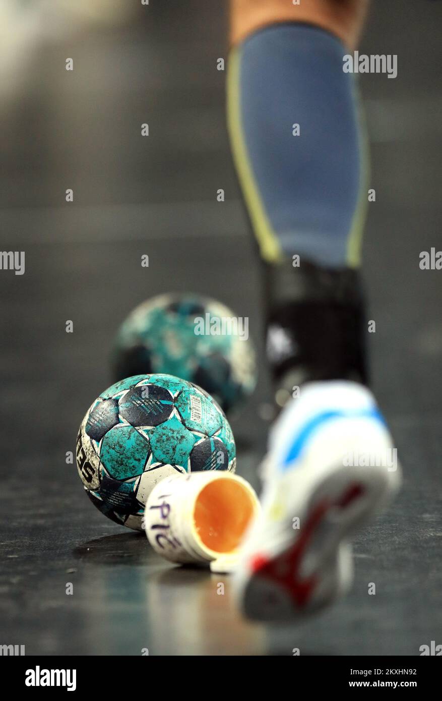 Am 17. September 2020 wird beim EHF Champions League-Spiel zwischen PPD Zagreb und THW Kiel in Zagreb, Kroatien, ein Ball gezeigt. Foto: Slavko Midzor/PIXSELL Stockfoto