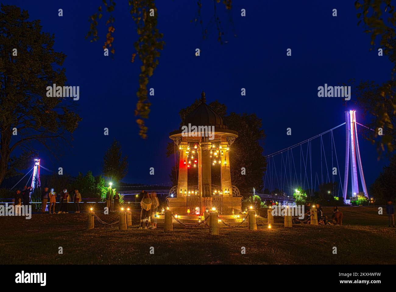 Sezessionsbrunnen „Pejacevic“ mit 117 Laternen beleuchtet als Teil des SEDECO Festivals auf der Promenade von Kardinal Franjo Seper in Osijek, Kroatien am 27. September 2020. Der Brunnen ist 117 Jahre alt. Laternen, die Ende des 19. Und Anfang des 20. Jahrhunderts hergestellt wurden, wurden auf dem Brunnen selbst platziert, von der Zeit an, als Pavao Graf Pejacevic sie herstellen ließ und als dieses Geschenk an die Stadt Osijek im damaligen „Stadtgarten“ lag. Foto: Davor Javorovic/PIXSELL Stockfoto