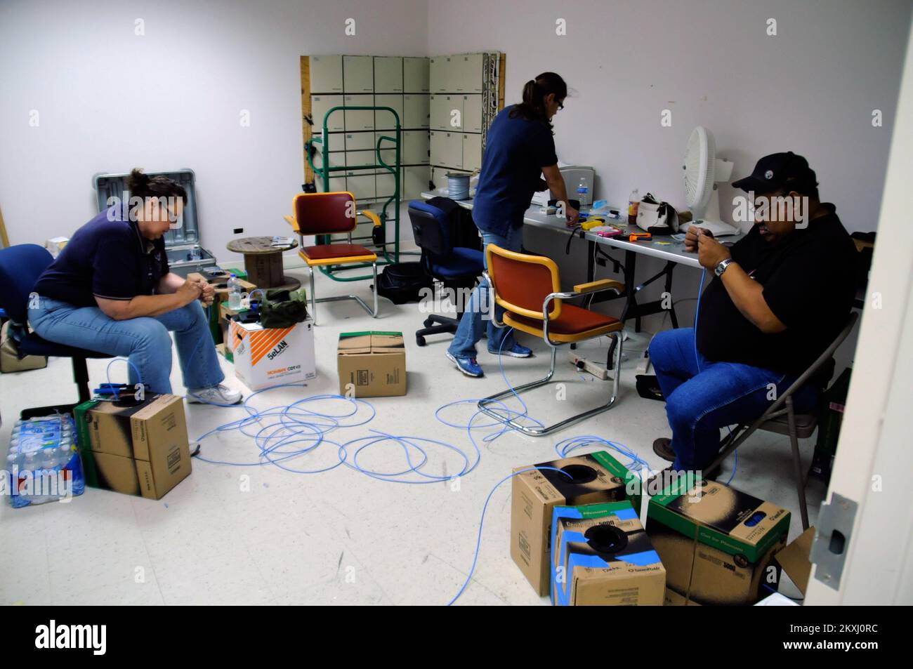 Flooding Hurricane/Tropical Storm - Neptune, N. J. , 7. September 2011 das FEMA Logistics Team beginnt mit der Verdrahtung und Einrichtung einer gemeinsamen Außenstelle innerhalb von 72 Stunden. Tim Pioppo/FEMA. Hurrikan Irene Aus New Jersey. Fotos zu Katastrophen- und Notfallmanagementprogrammen, Aktivitäten und Beamten Stockfoto