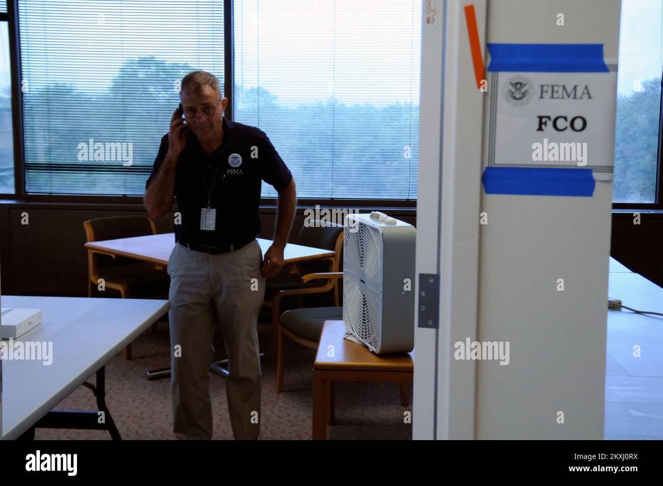 Flutkatastrophe Hurricane/Tropical Storm - Neptune, N. J. , 7. September 2011 Federal Coordinating Officer Bill Vogel nimmt ein Telefonat innerhalb einer halb fertig gestellten gemeinsamen Außenstelle entgegen. Tim Pioppo/FEMA. Hurrikan Irene Aus New Jersey. Fotos zu Katastrophen- und Notfallmanagementprogrammen, Aktivitäten und Beamten Stockfoto