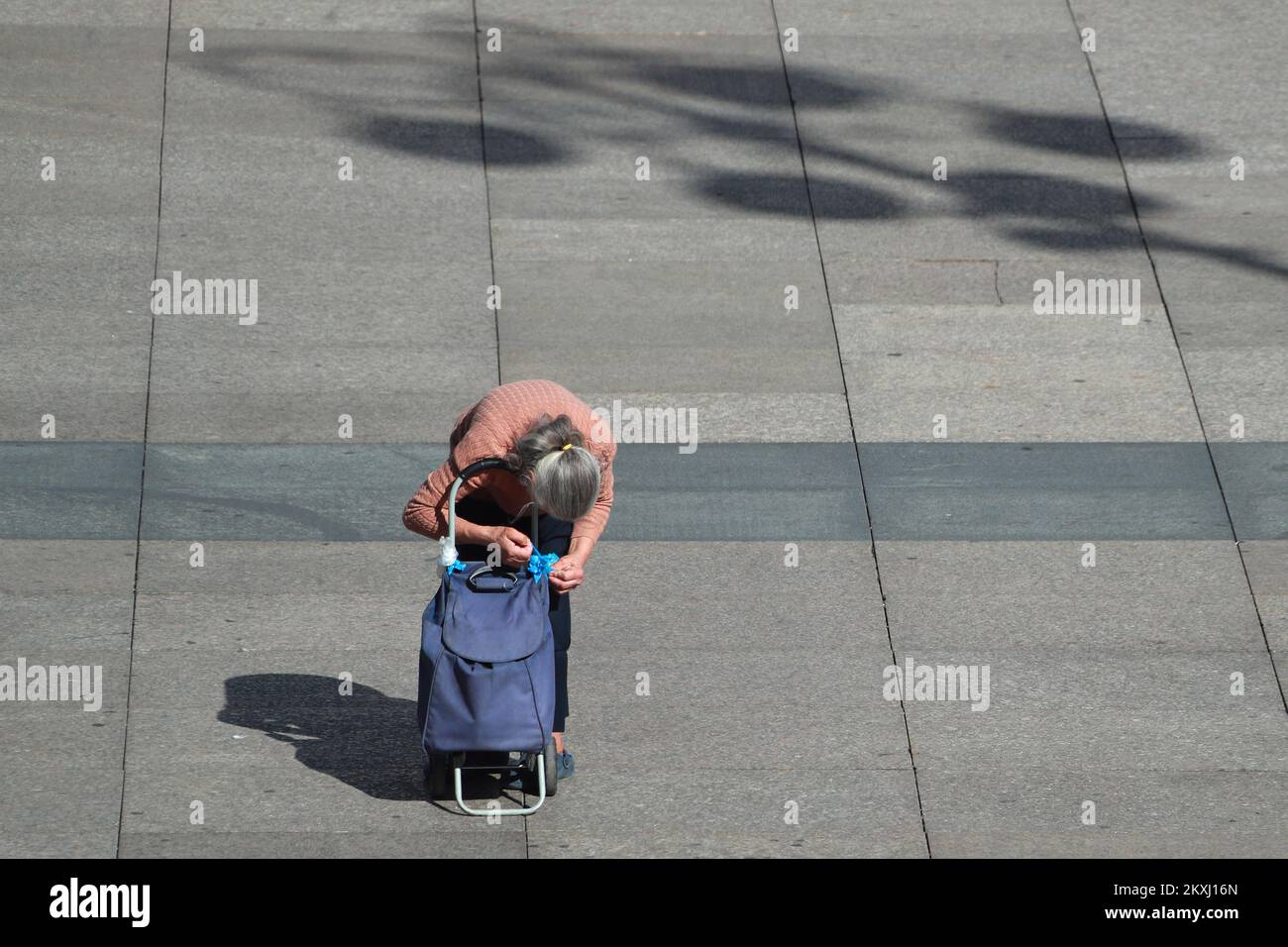 Eine alte Frau sah am 6. Oktober 2020 in Zagreb, Kroatien, Sachen in einer Einkaufstasche reparieren. Foto: Sanjin Strukic/PIXSELL Stockfoto