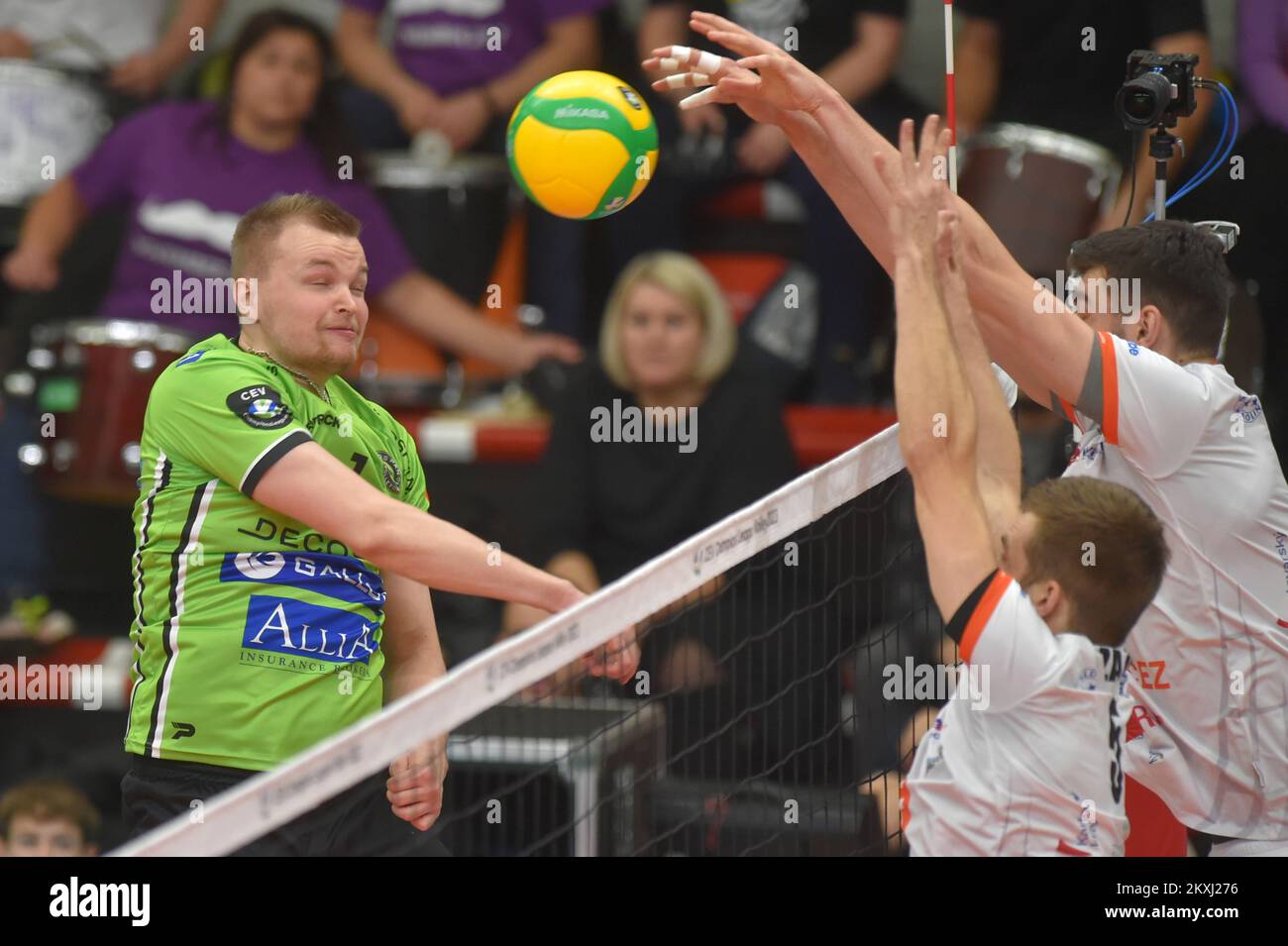 Karlsbad, Tschechische Republik. 30.. November 2022. L-R Jiri Hanninen (Menen), Adam Zajicek und KeWin Sasak (beide Karlovarsko) in Aktion während der Männer Volleyball Champions League, Gruppe D, Spiel: VK CEZ Karlovarsko vs Decospan VT Menen, am 30. November 2022 in Karlovy Vary, Tschechische Republik. Kredit: Slavomir Kubes/CTK Photo/Alamy Live News Stockfoto