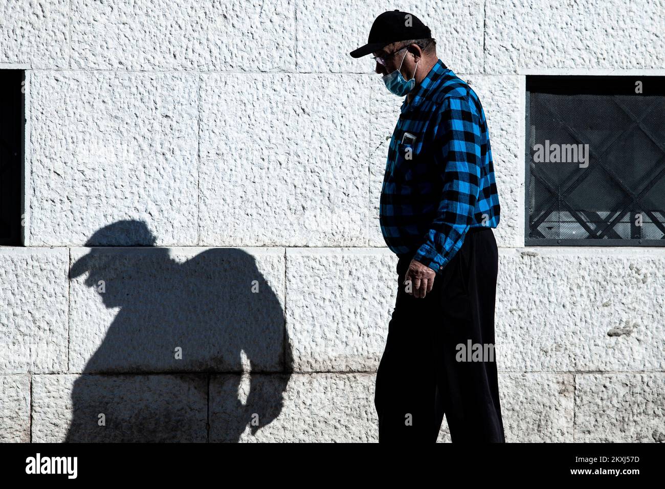 Ein Mann mit Gesichtsschutzmaske wandern durch die Innenstadt von Zagreb, Kroatien am 14. Oktober 2020. In Kroatien treten täglich 748 neue Fälle der Coronavirus-Krankheit (COVID-19) auf, was die höchste tägliche Zahl neuer Fälle seit Beginn der Pandemie darstellt. Foto: Milan Sabic/PIXSELL Stockfoto