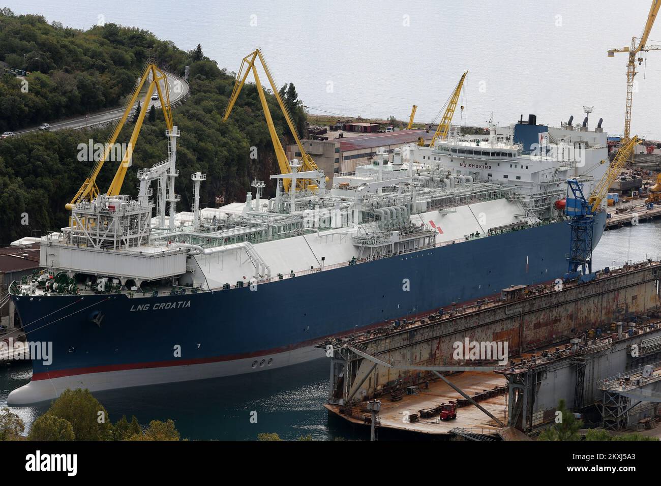 Das LNG-kroatische Schiff, das als Wiederauffüllungseinheit für die schwimmende Lagerung (Floating Storage Regasification Unit, FSRU) eines der Hauptelemente eines LNG-Terminals in Omisalj auf der Insel Krk sein wird, segelte am 14. Oktober 2020 in die Werft Viktro Lenac. Die LNG Croatia kam von einer Werft in der Nähe von Shanghai, wo sie in eine FSRU umgewandelt wurde. Das Schiff wird Anfang Dezember im LNG-Terminal in Omisalj auf der Insel Krk getestet und ab Januar 1 kommerziell genutzt. Das LNG Croatia verfügt über eine Speicherkapazität von 140.000 Kubikmetern mit einer Nenn-Rückvergasungskapazität von 300.000 m3 km/h oder einer jährlichen Kapazität von 2,6 Mrd. EUR Stockfoto